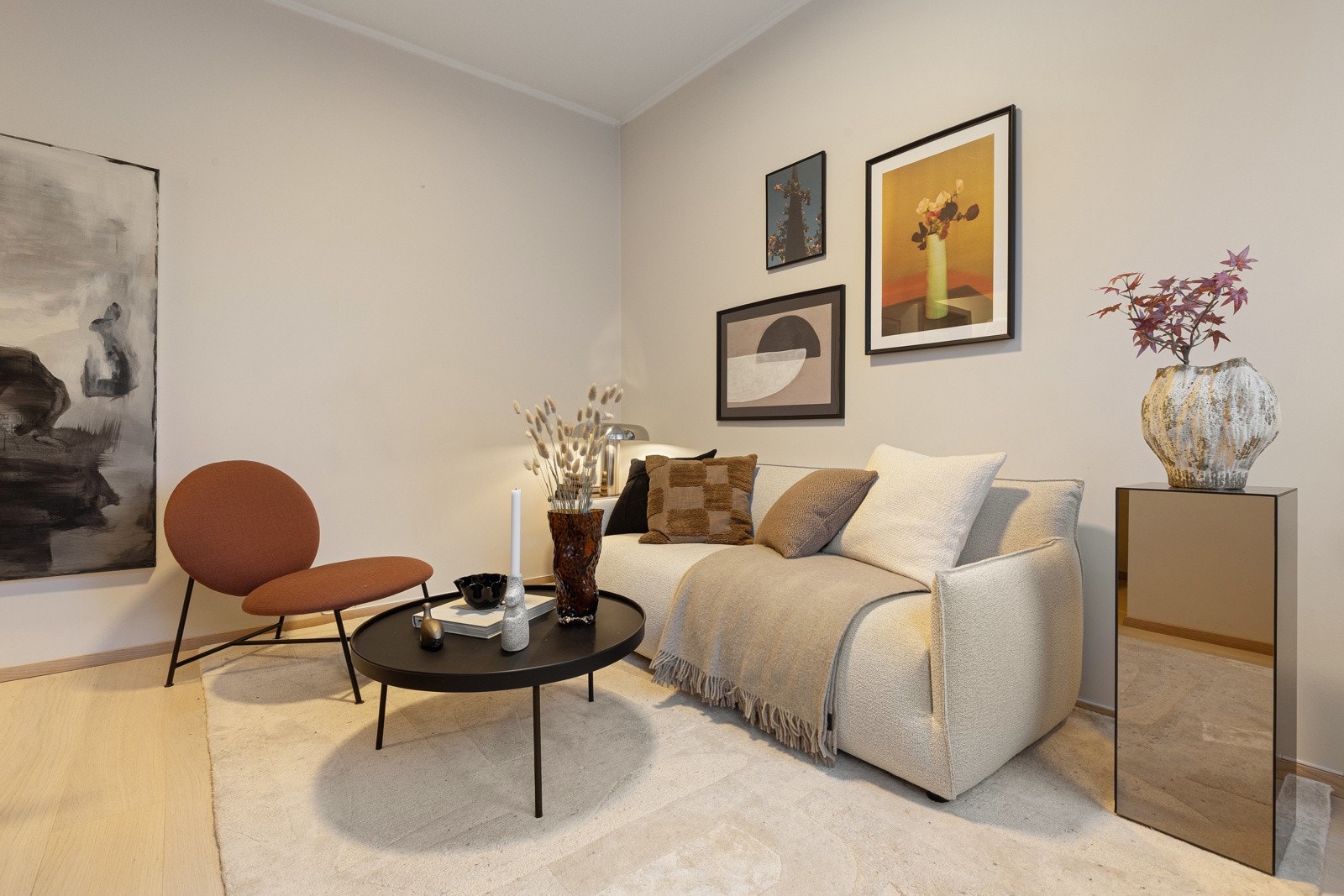 Stuen ligger i åpen løsning med kjøkkenet, men er samtidig delvis adskilt slik at rommet oppleves ryddig og enkelt å møblere Galleribilde