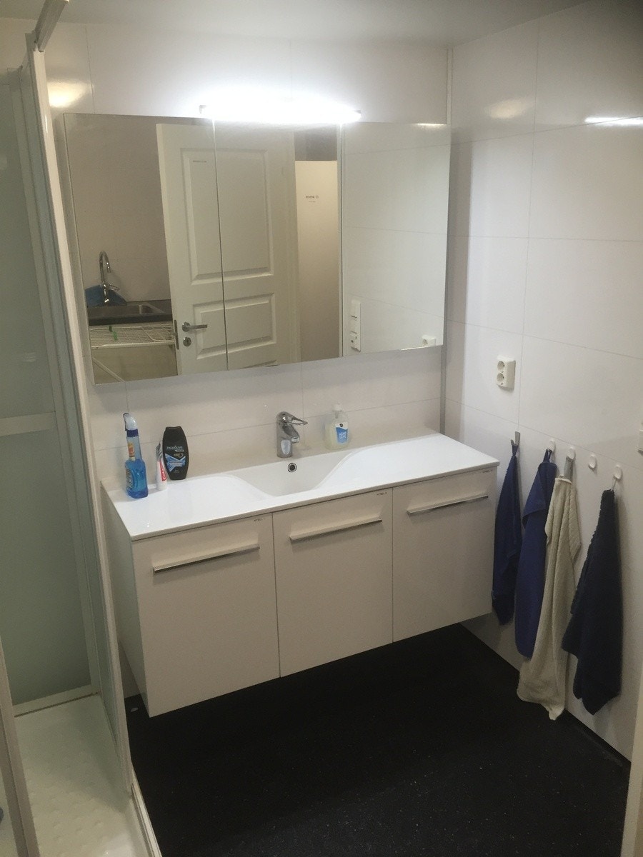 Badet har varme i gulv. Badet har dusj, toalett og vaskemaskin. Galleribilde