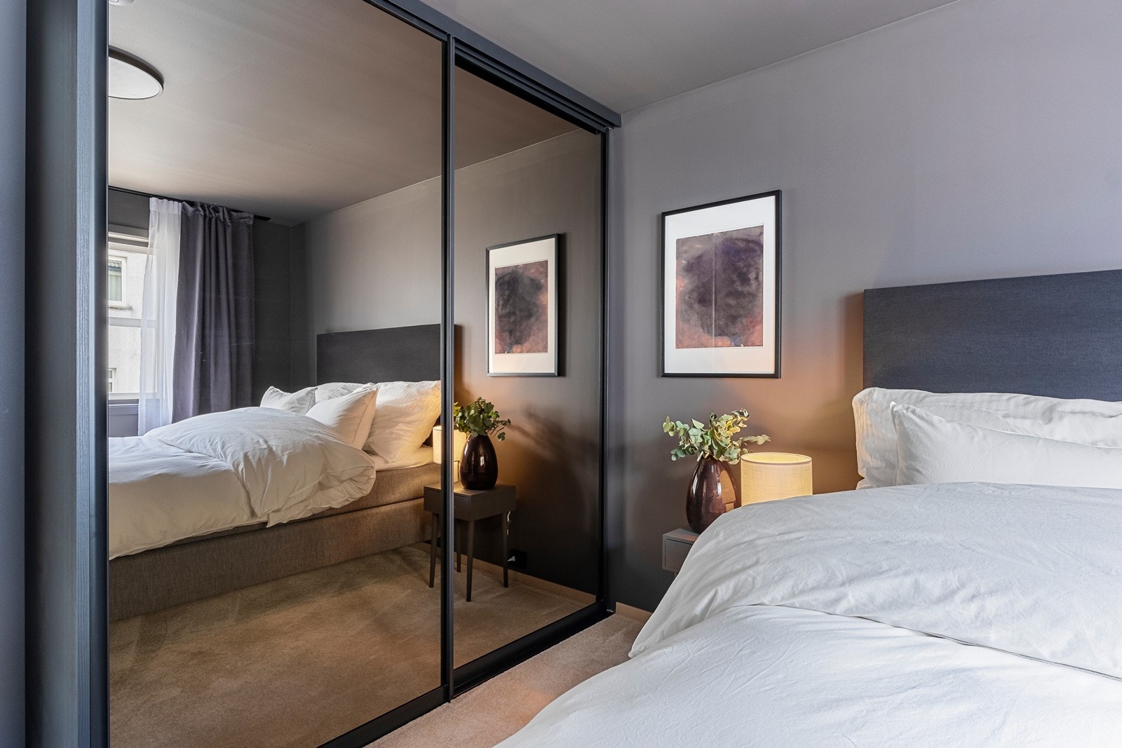 Stor skyvedørsgarderobe. Galleribilde