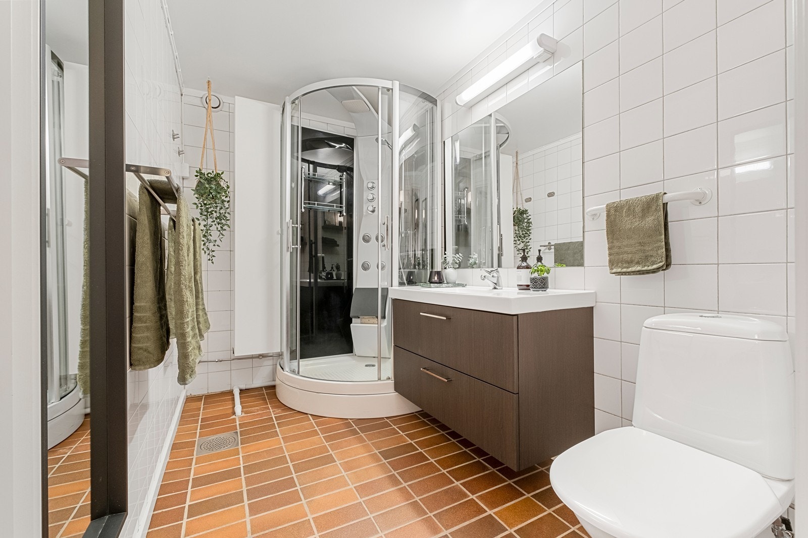 Bad med steamdusj, baderomsinnredning med heldekkende servant og wc. Opplegg for vaskemaskin. Eier har i dag vaskemaskin i felles vaskekjeller. Galleribilde