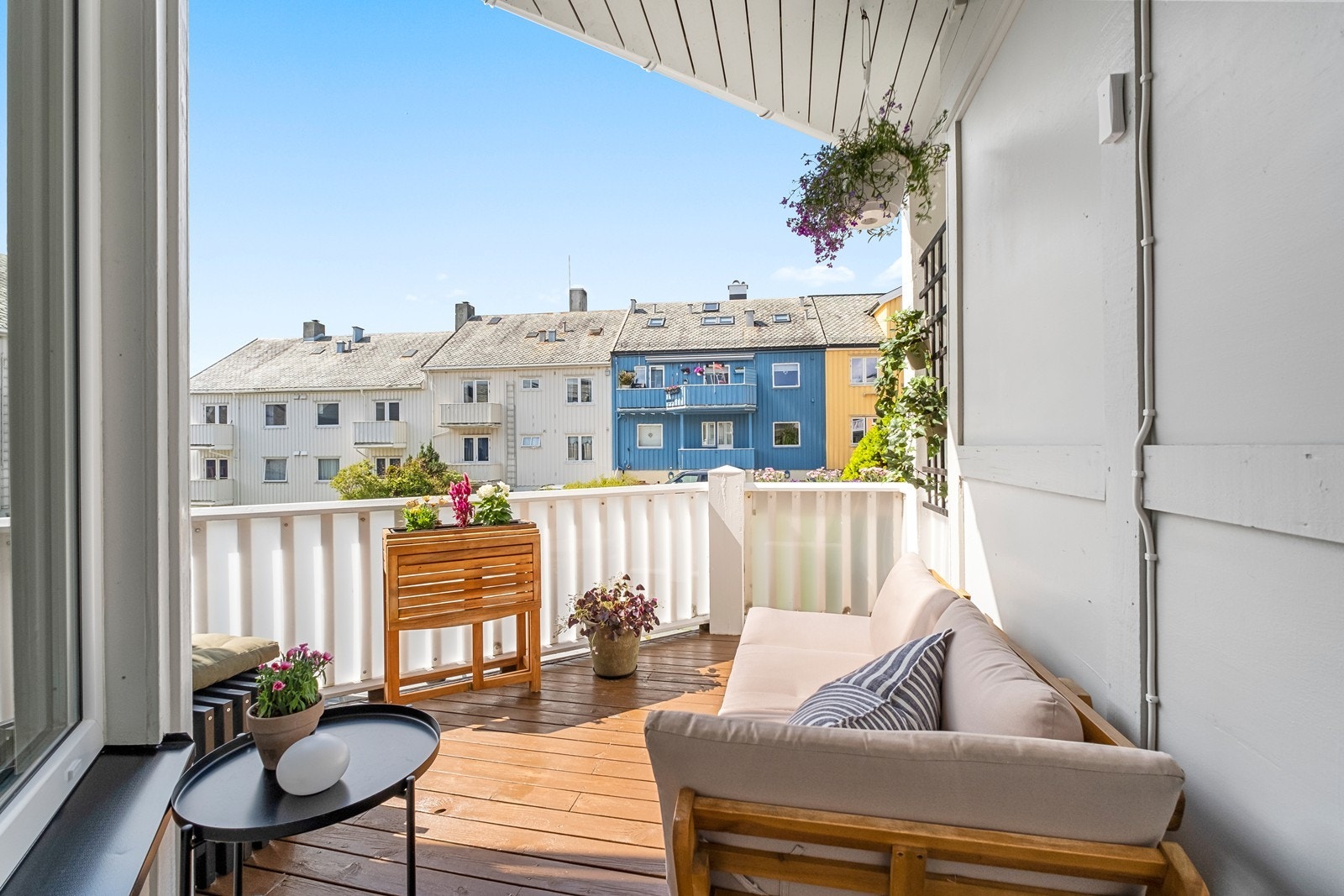 Terrassen vender ut mot en stille og rolig bakgård. Galleribilde