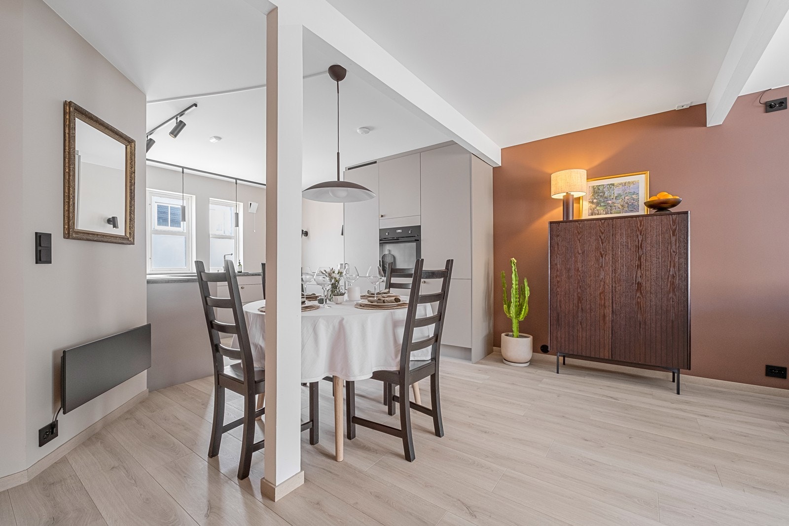 Leiligheten har åpen løsning mellom kjøkken og stue. Galleribilde