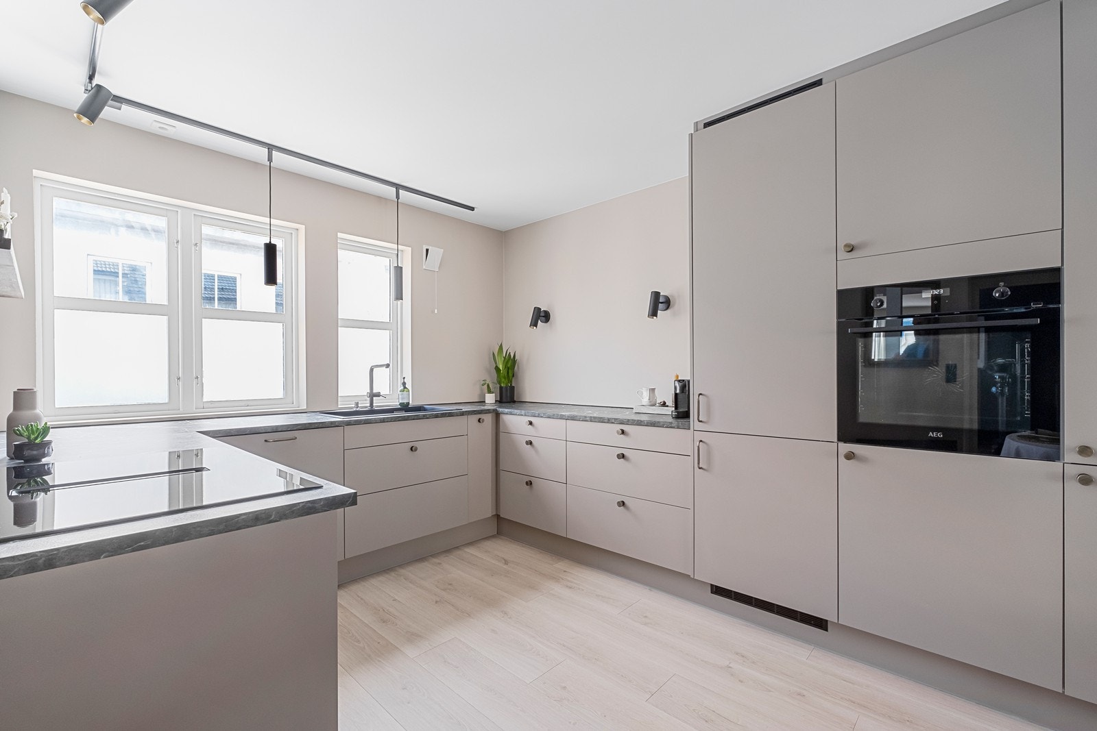 Vinduer på begge sider av leiligheten som gir et fint gjennomlys. Galleribilde