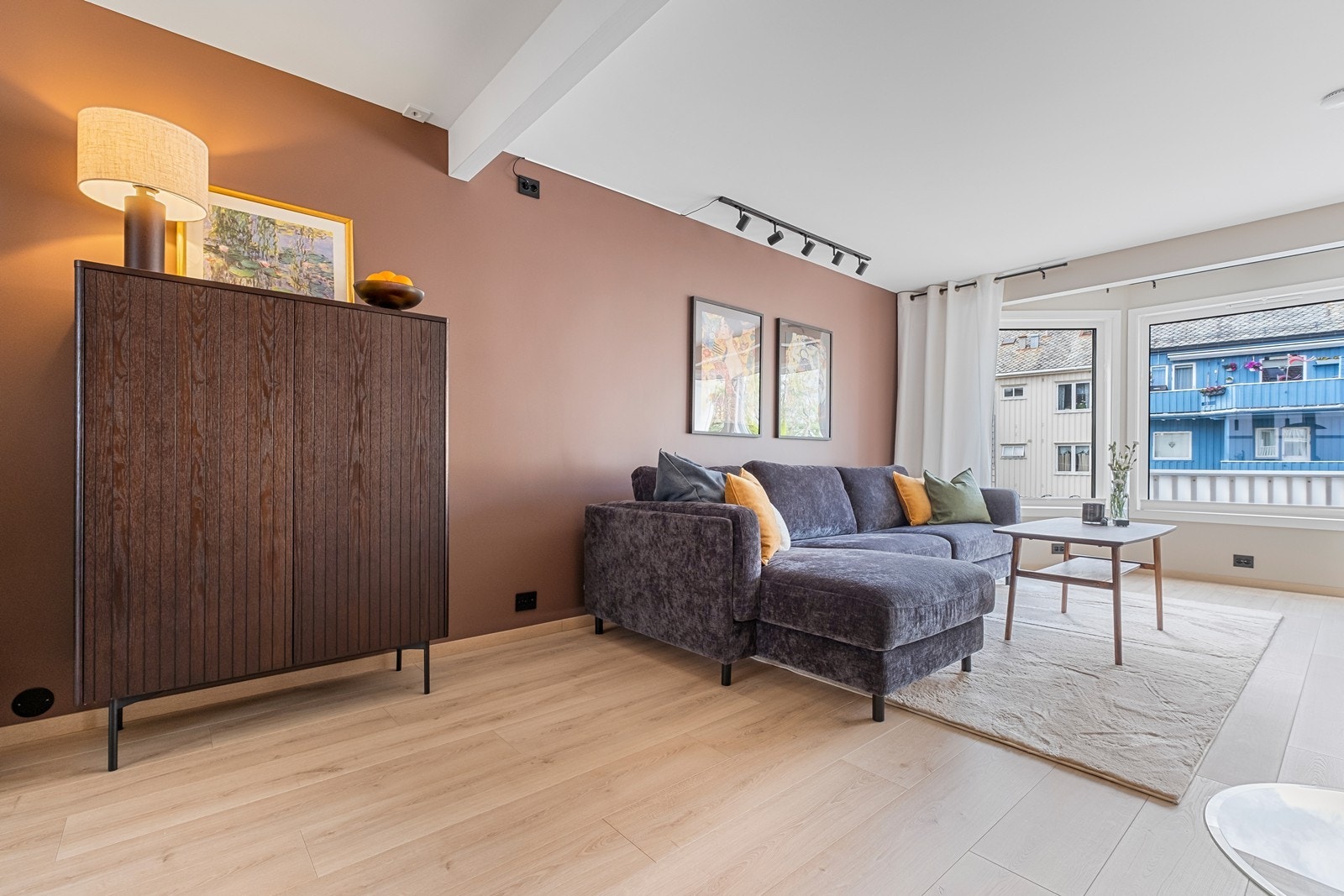 Romslig stue som vender ut mot bakgård. Galleribilde