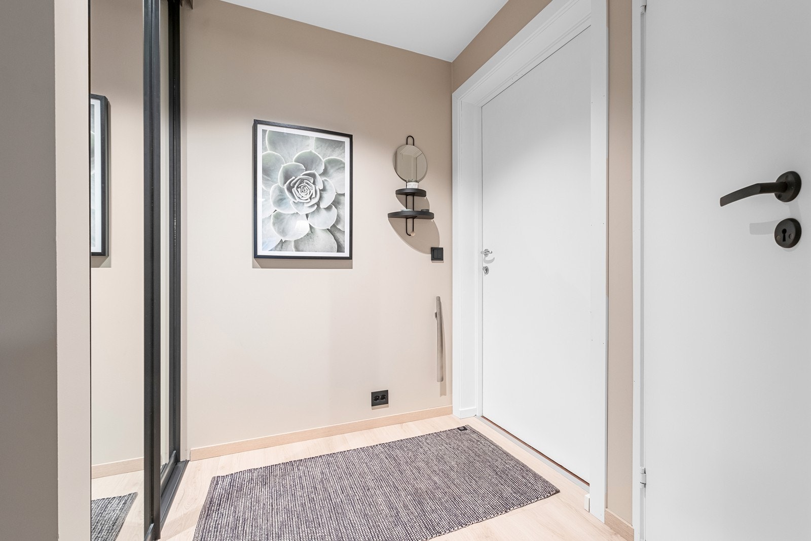 Skyvedørsgarderobe også i entré. Galleribilde