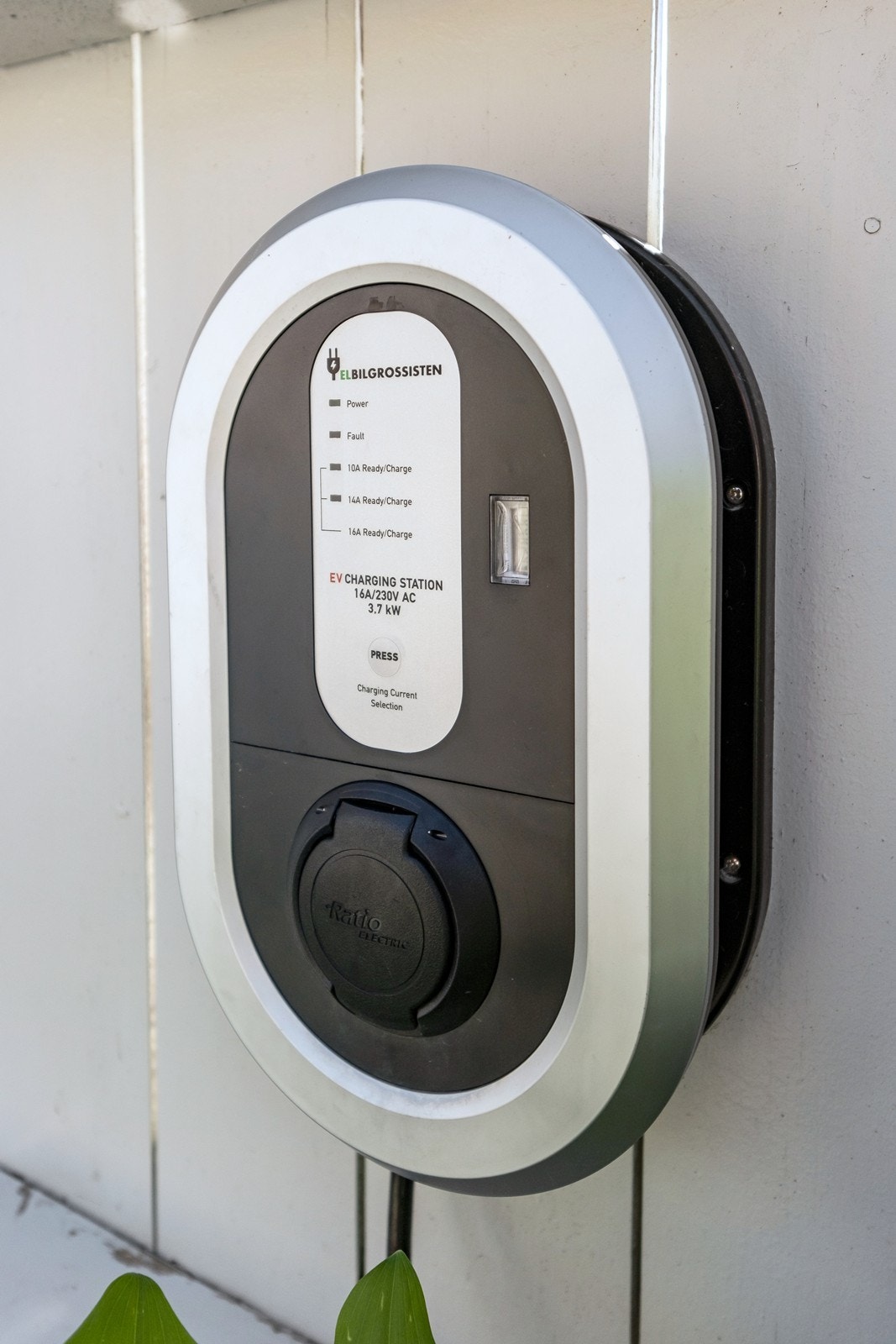 Egen parkeringsplass med el-bil lader. Galleribilde