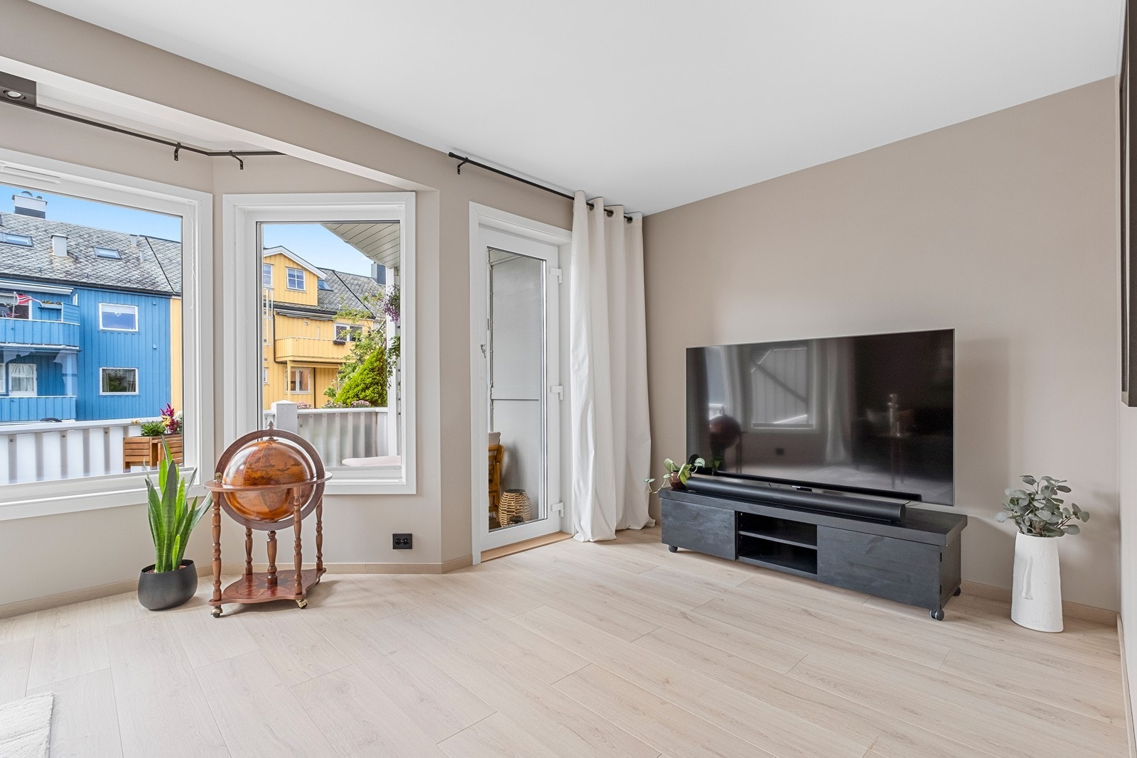 Stuen har utgang til terrassen. Galleribilde