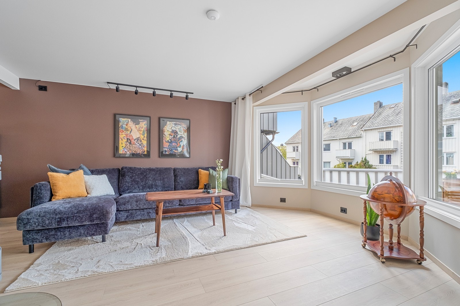 Karnapp med store vinduer og plissegardiner. Galleribilde