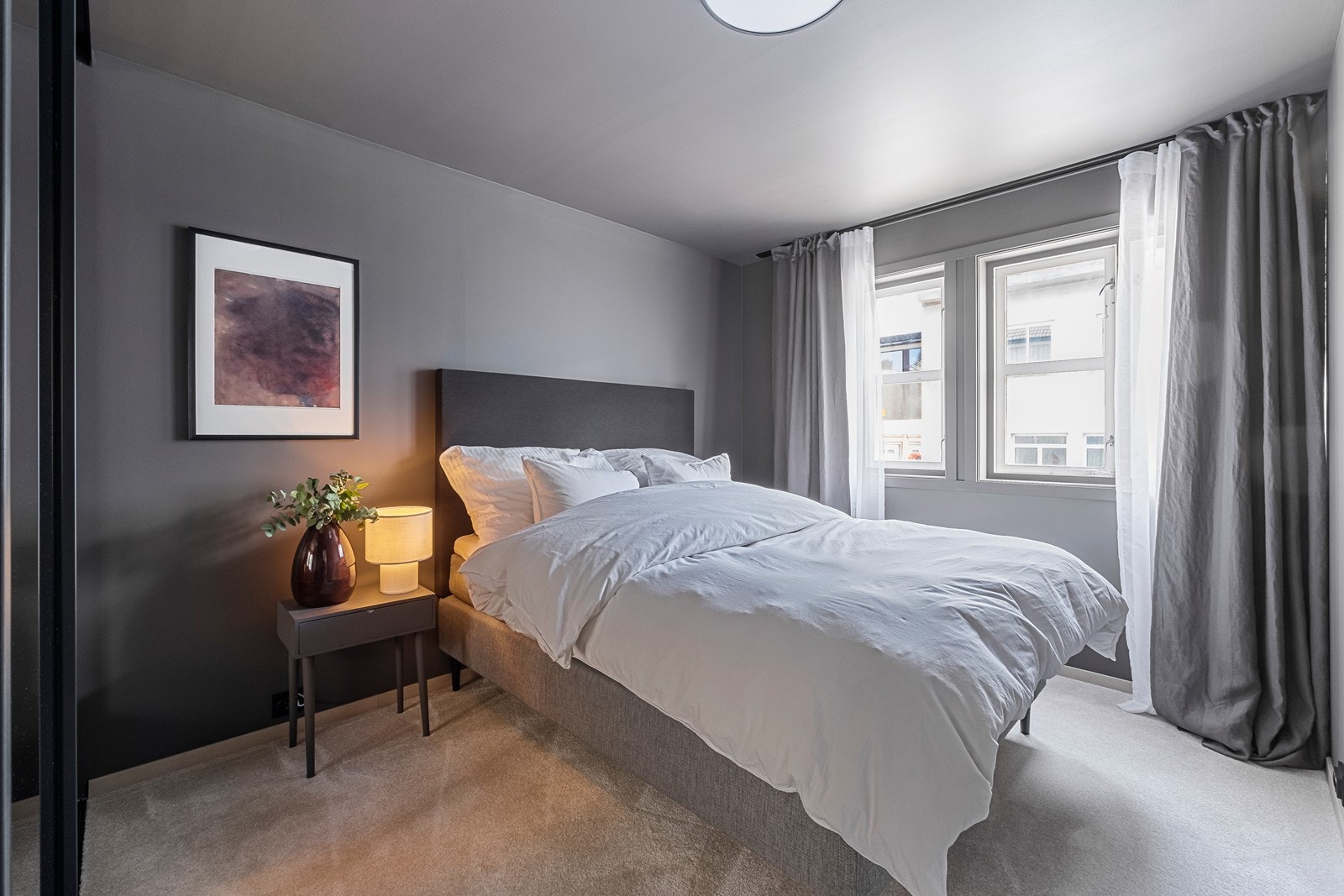 Lekkert hovedsoverom med vegg-til-vegg gulvteppe. Galleribilde