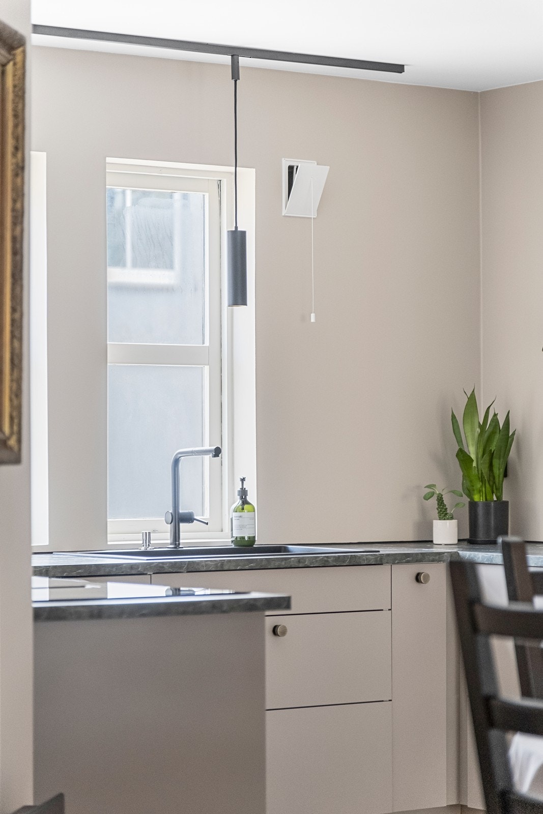 Leiligheten ligger i en høy 1. etasje, så man slipper direkte innsyn fra gaten. Galleribilde