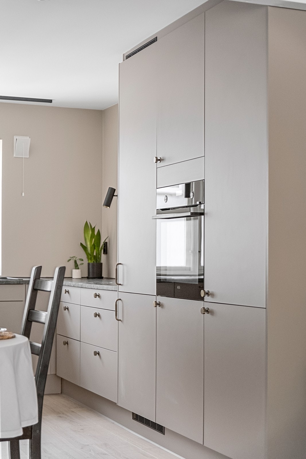 Integrert kombi kjøl- og fryseskap og stekeovn. Det er forberedt for etterinstallering av integrert mikro over stekeovn. Galleribilde