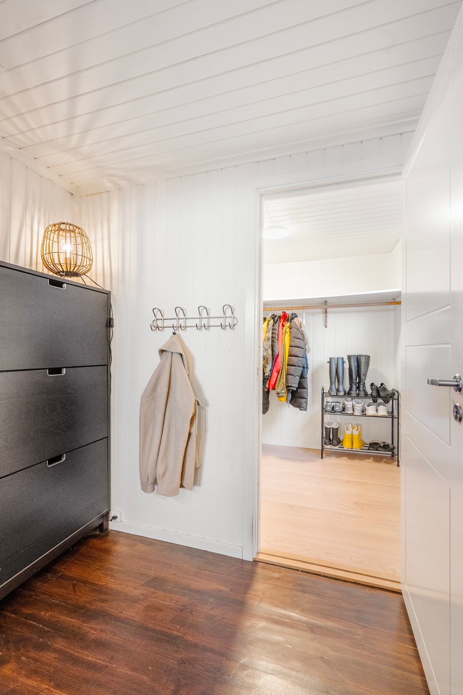 Fra entreen har du tilgang til en praktisk bod med god plass til oppbevaring av klær og sko. Galleribilde