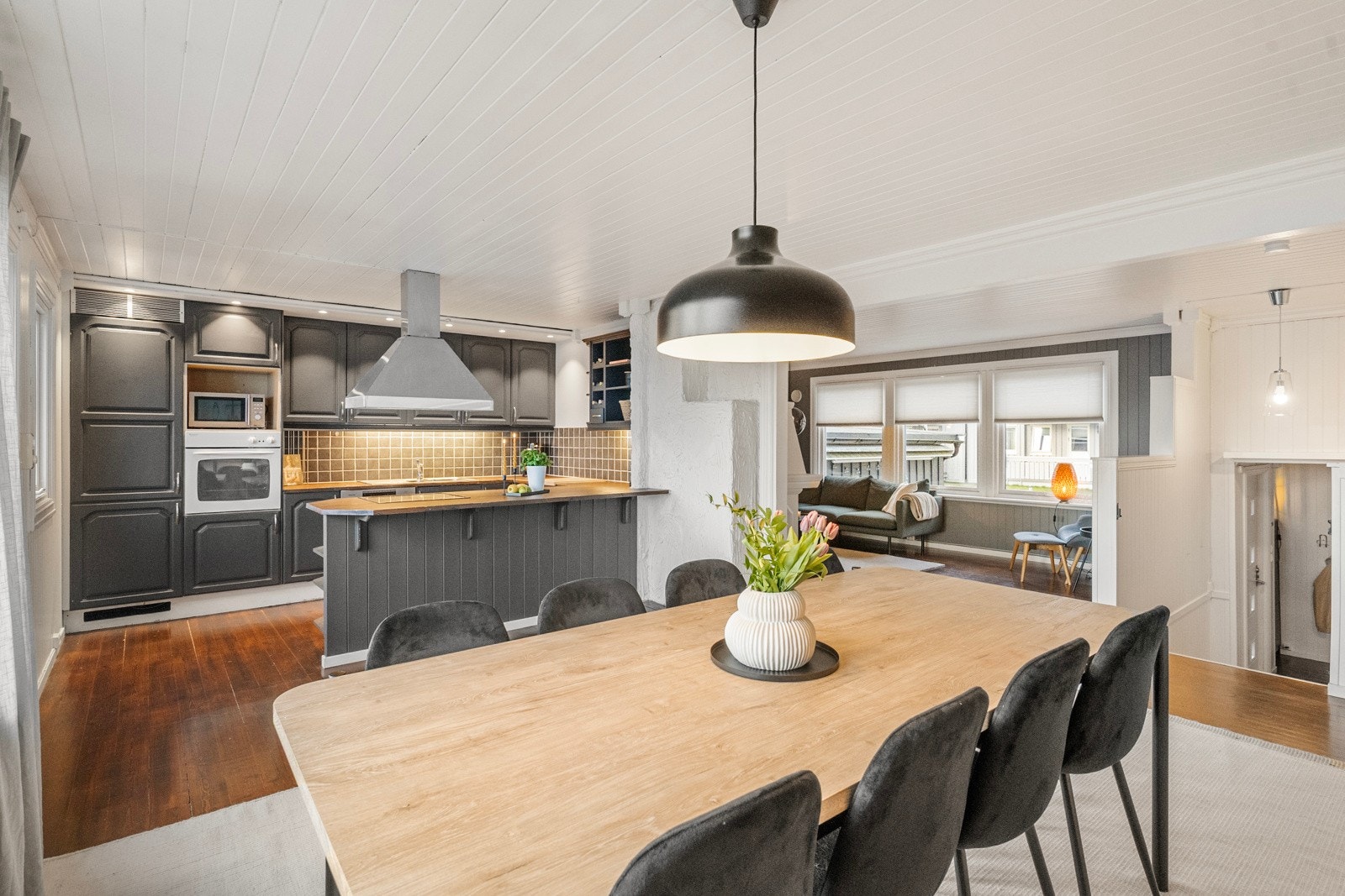 Et perfekt rom for både hverdagsmatlaging og hyggelige sammenkomster. Galleribilde