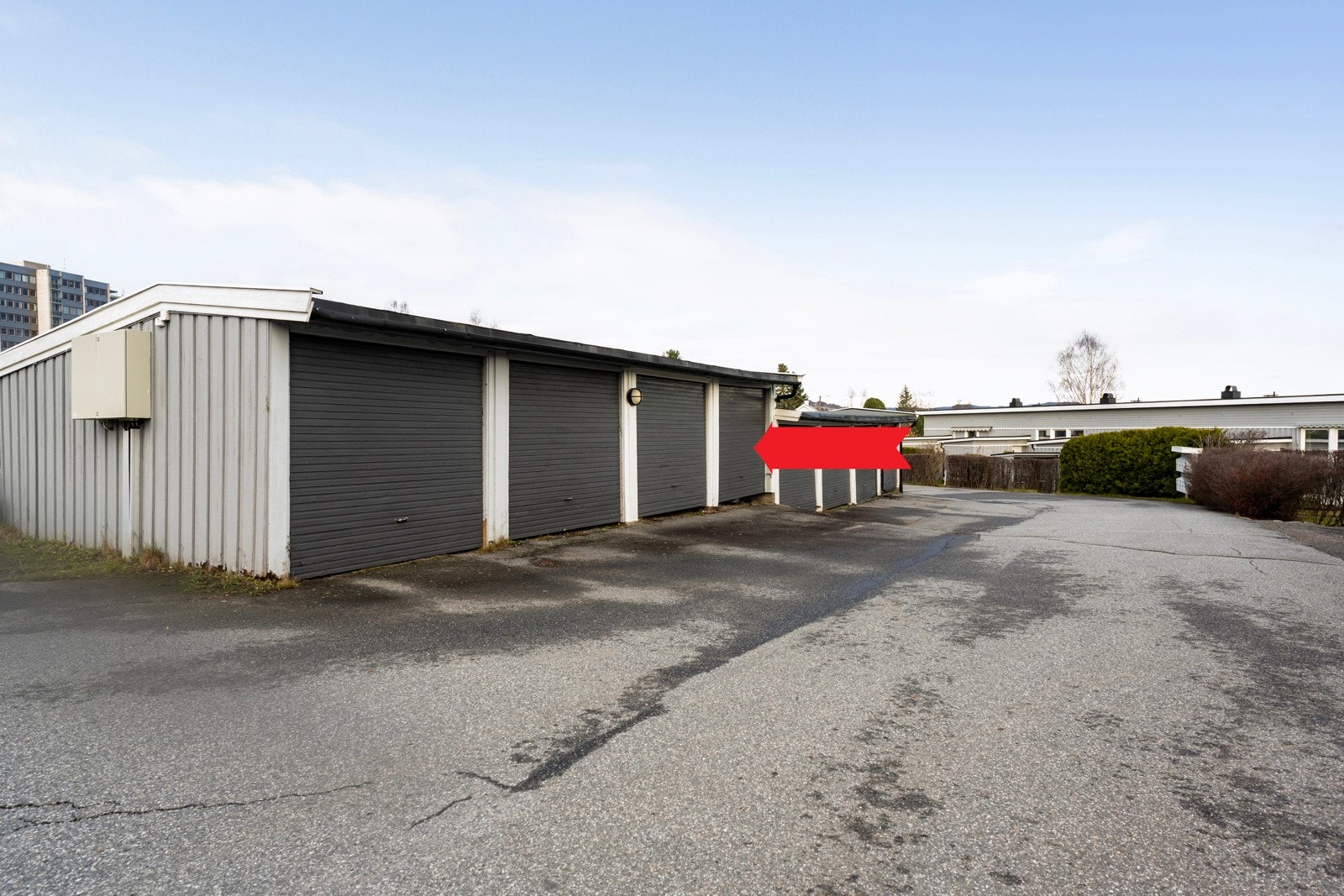 Praktisk bussforbindelse går i nærheten, og med egen garasjeplass ligger alt til rette for en enkel og komfortabel hverdag. Galleribilde