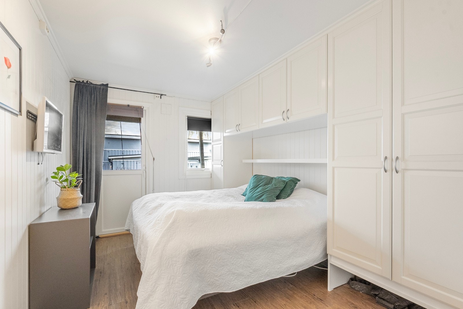 Hovedsoverom med plass til dobbeltseng, samt godt med oppbevaringsplass. Galleribilde