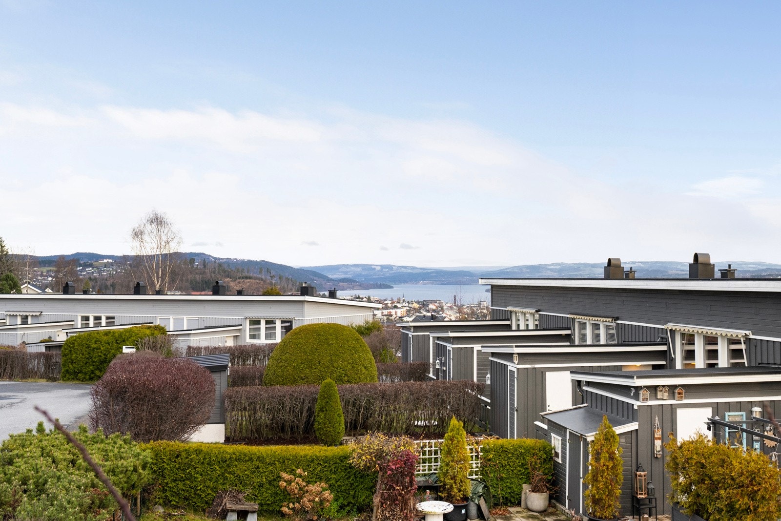 Gjøvik sentrum med kjøpesenter, butikker, restauranter og NTNU ligger bare noen minutter unna. Galleribilde