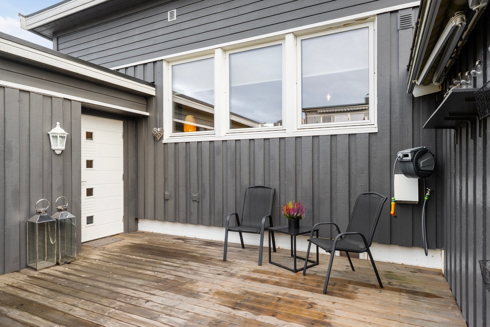 Det er etablert flere uteplasser rundt boligen som inviterer til sol, sosiale stunder og avslapping. Galleribilde