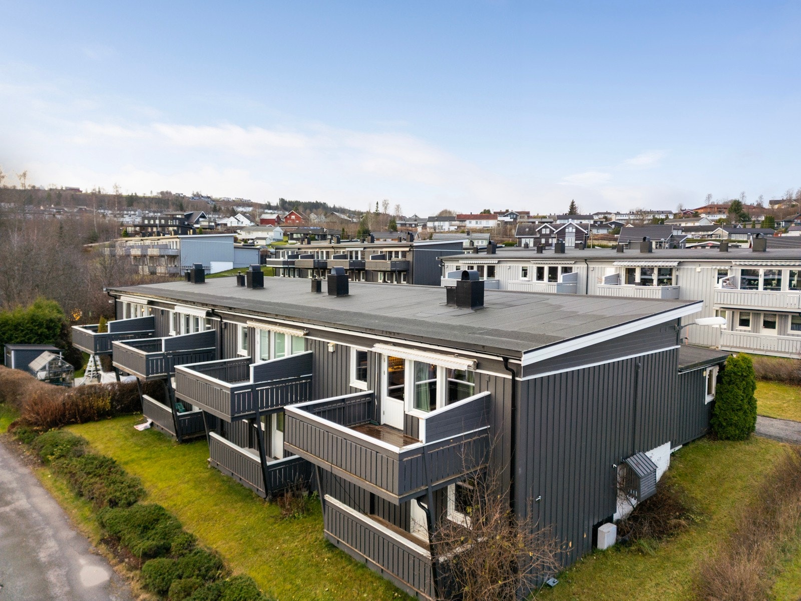 Med 3 uteplasser får du flere soner for avslapning, sosiale sammenkomster og rolige stunder med god utsikt utover byen og Mjøsa. Galleribilde