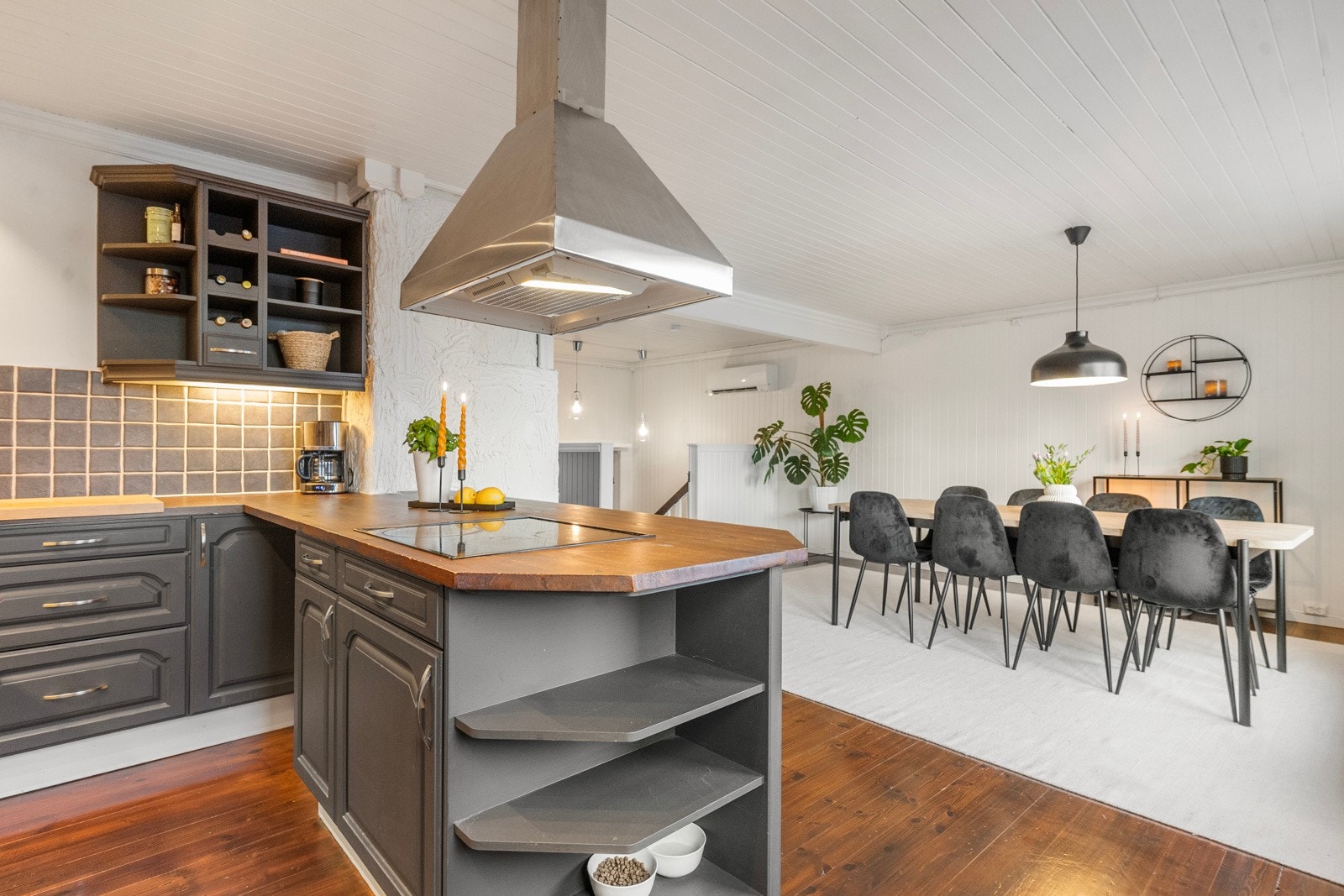 Kjøkkenet byr på en klassisk og tidløs innredning med laminerte skrog, profilerte fronter og benkeplate i tre. Galleribilde