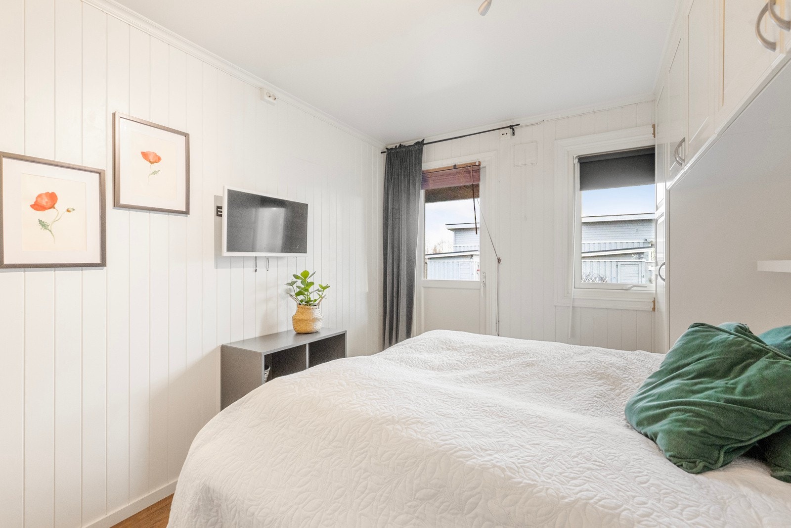 Fra hovedsoverommet er det utgang til terrasse mot øst. Galleribilde