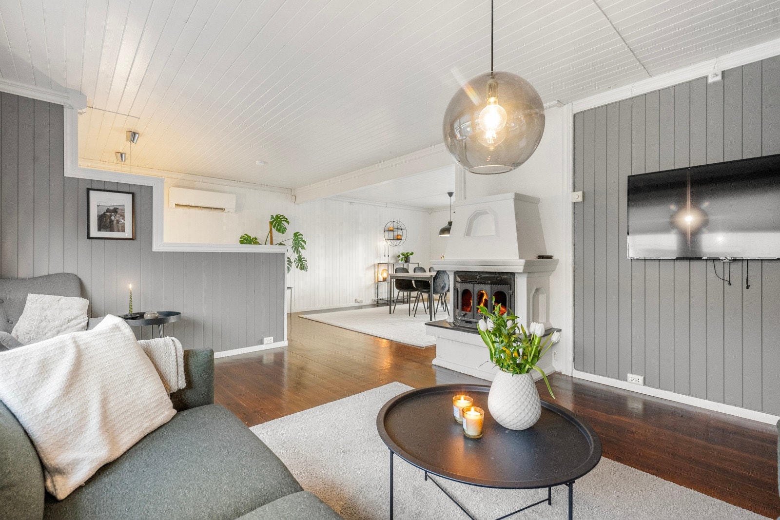 Oppvarming skjer via en kombinasjon av panelovner, varmepumpe, vedfyring og gulvvarme. Galleribilde