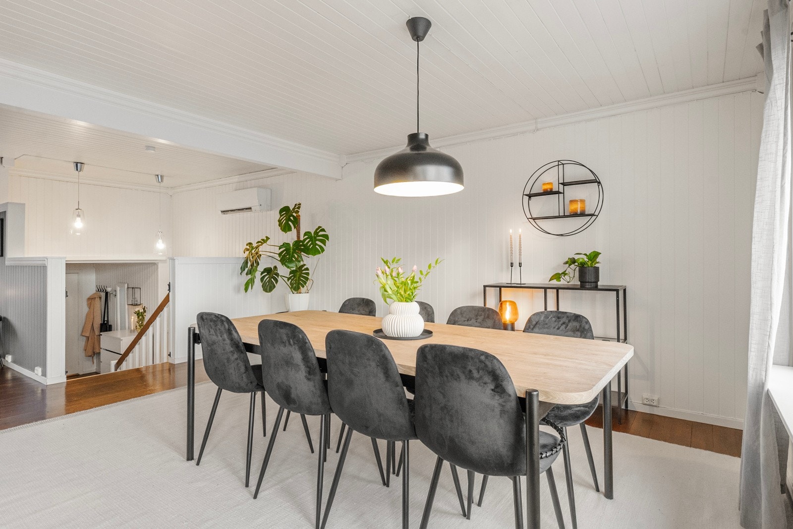 Her åpner boligen seg med et luftig og koselig oppholdsareal bestående av kjøkken, stue og spisestue. Galleribilde