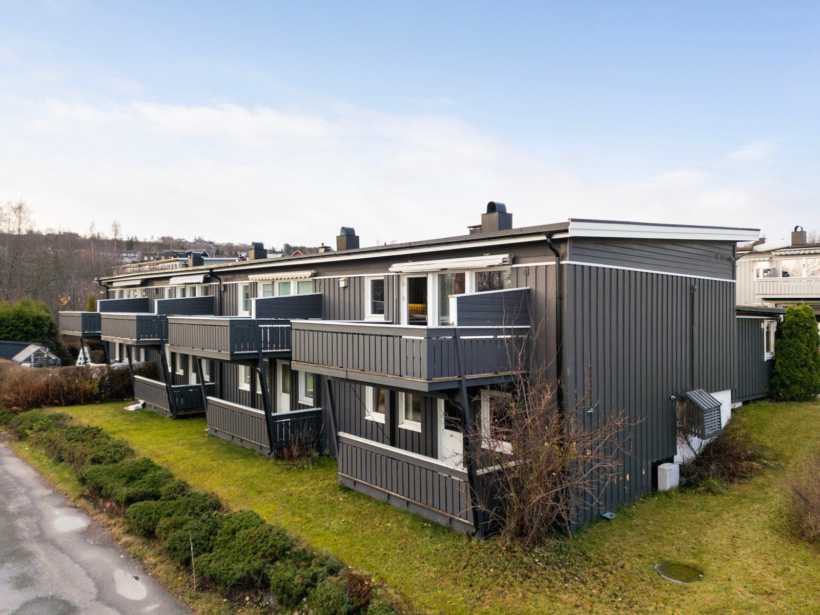 Her bor du luftig og fritt, omgitt av natur og stillhet, men samtidig med kort vei til alt Gjøvik har å by på. Galleribilde