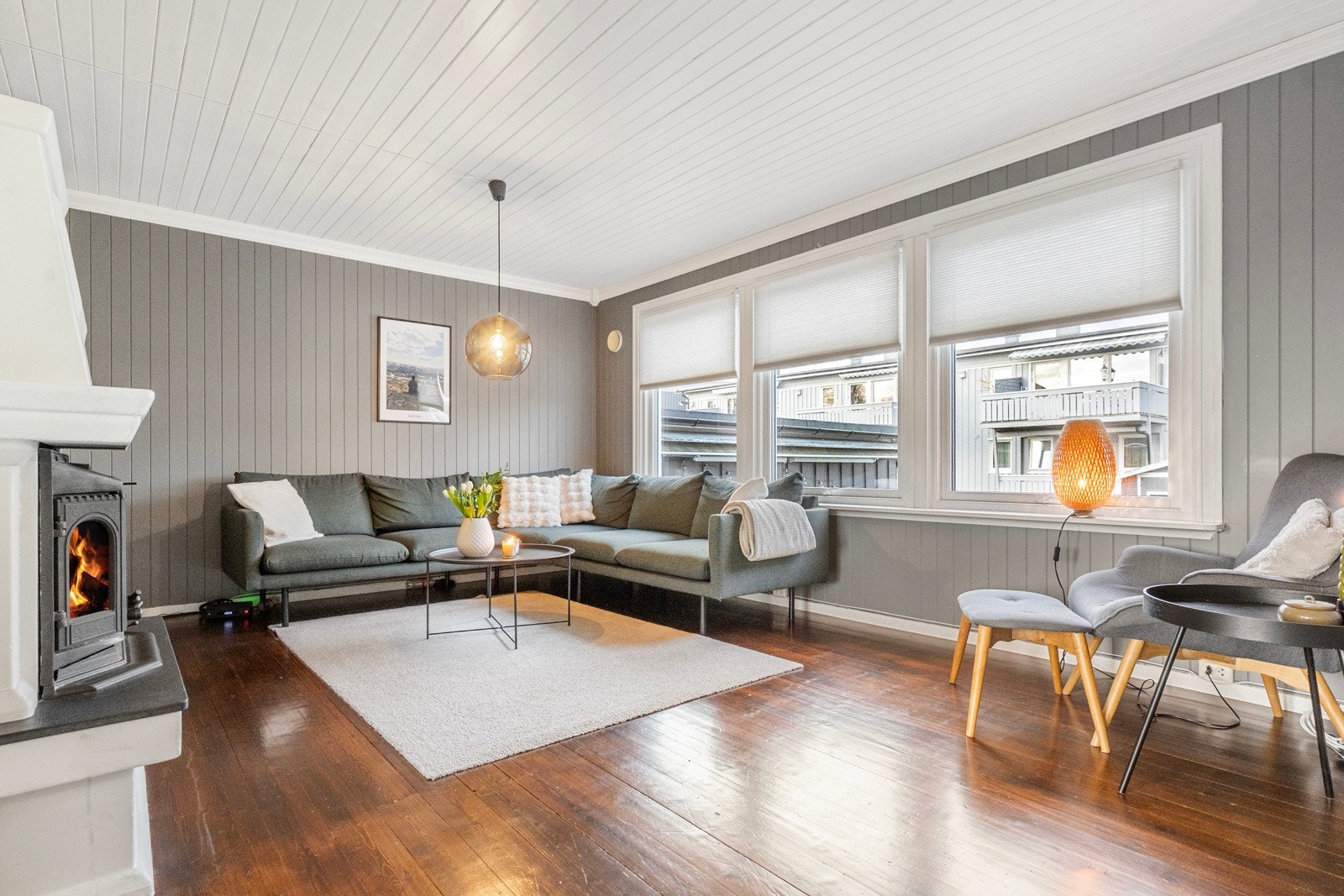 Et trivelig rekkehus over to plan, hvor funksjonelle rom, gode fargevalg og en gjennomtenkt planløsning skaper et hjem det er lett å trives i. Galleribilde