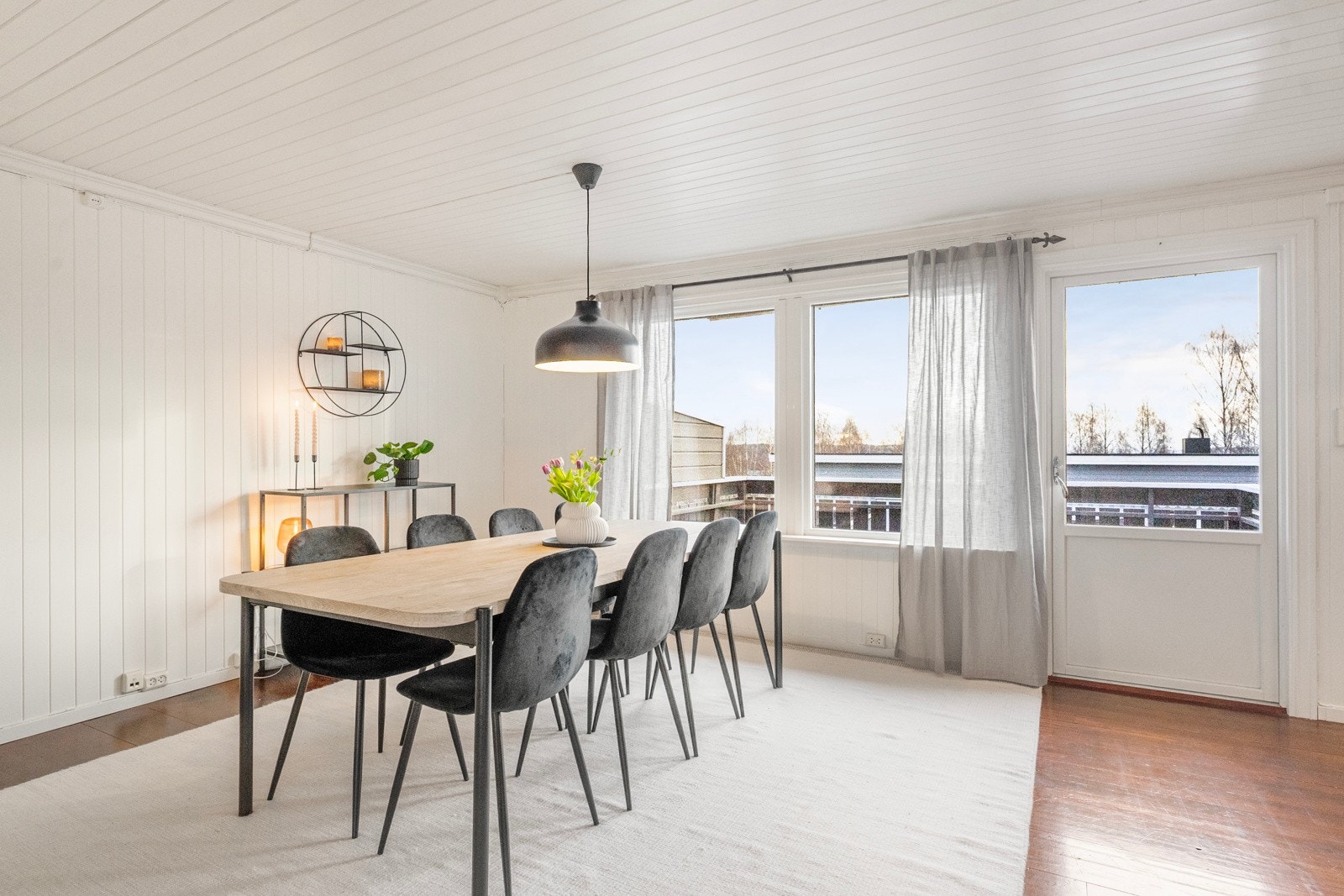 I tillegg er det god plass til romslig spisebord med stoler. Galleribilde