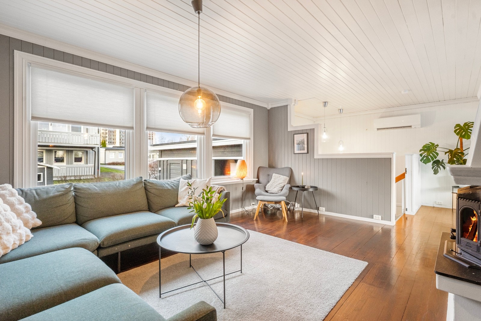 Stuen har god plass til både sofa- og tv-møblement. Galleribilde