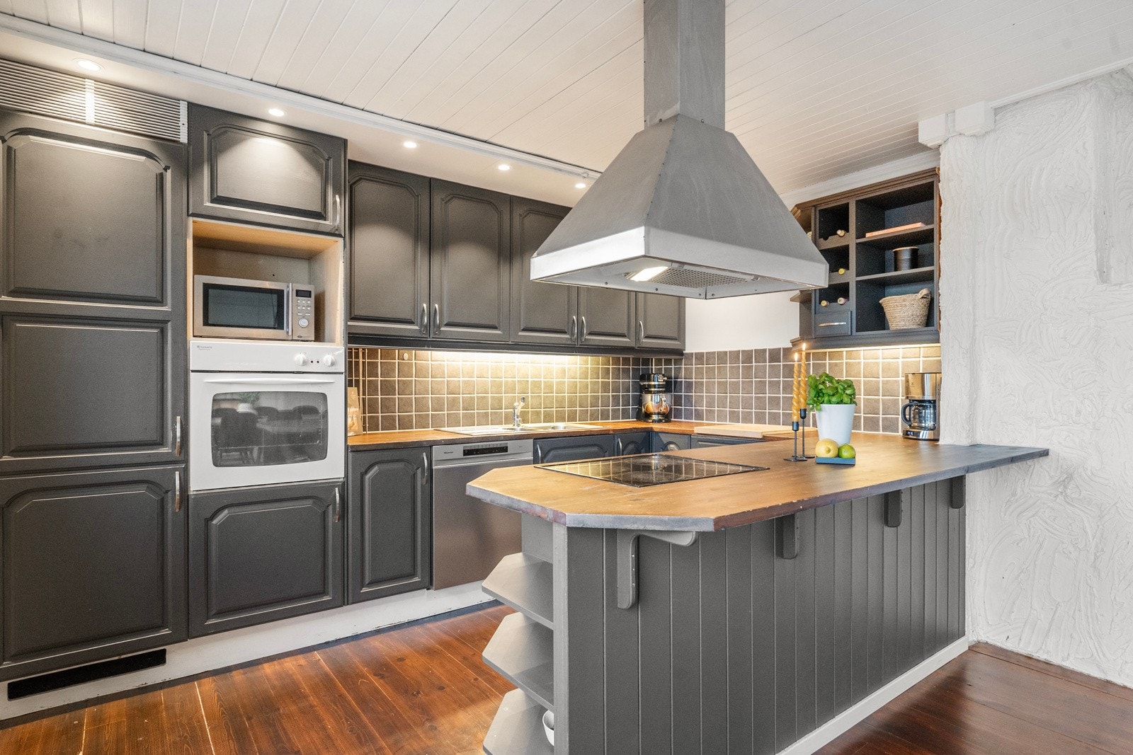 Her er det god arbeidsplass, dobbel kjøkkenkum og plass til nødvendige hvitevarer. Galleribilde