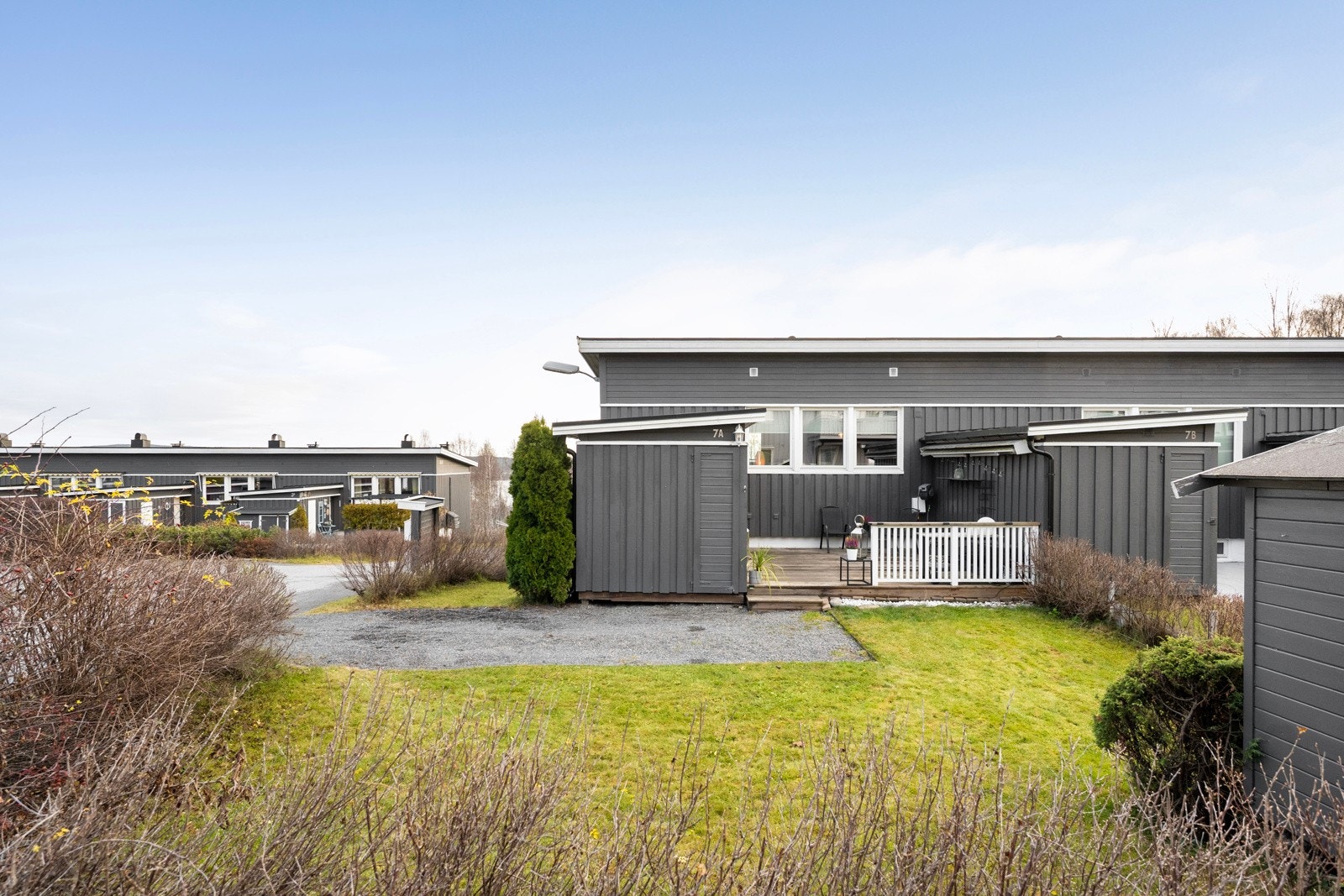 Boligen ligger i et solrikt og tilbaketrukket område med sol fra morgen til kveld. Galleribilde