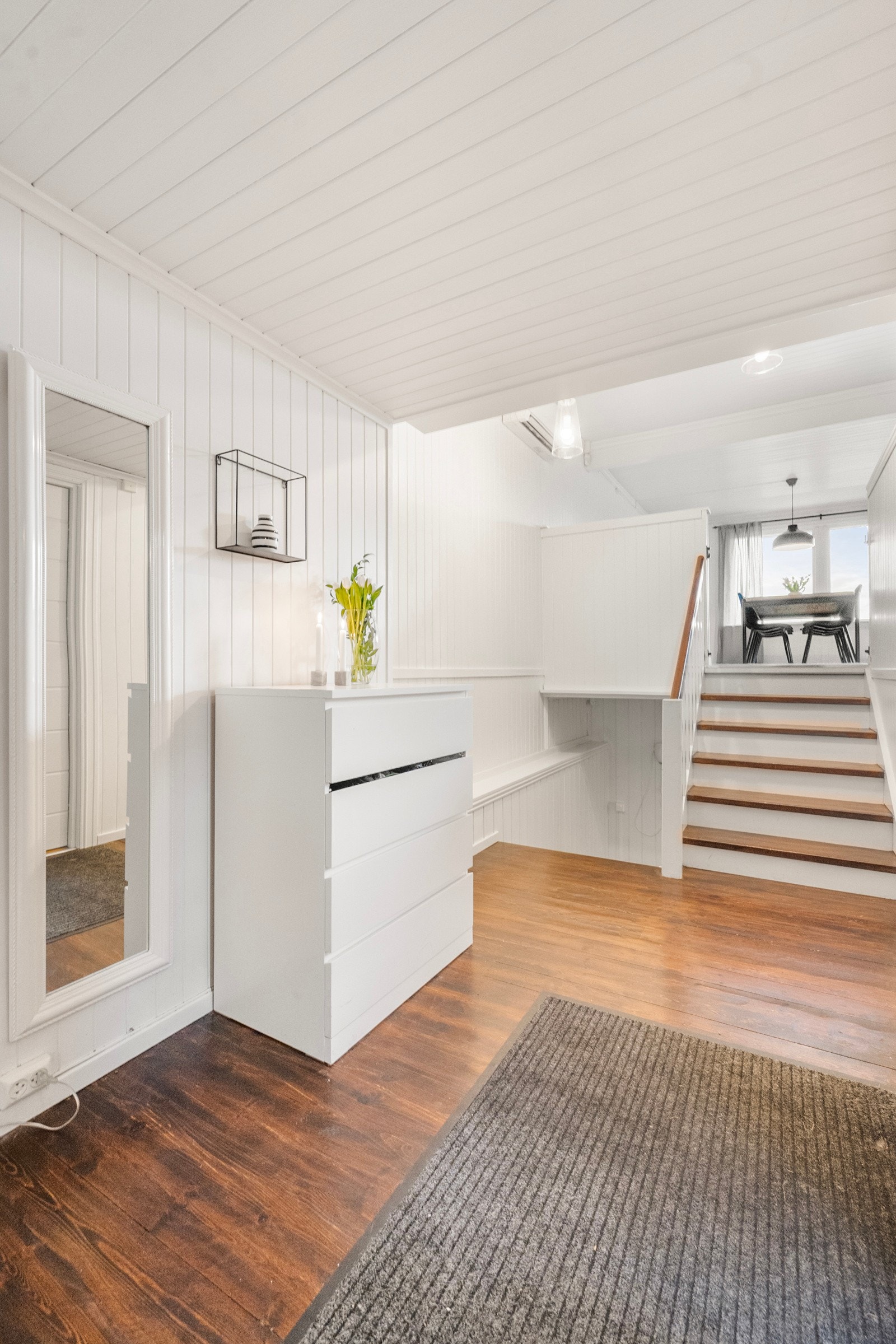 Videre finnes en trapp i treverk som leder deg opp til første etasje. Galleribilde