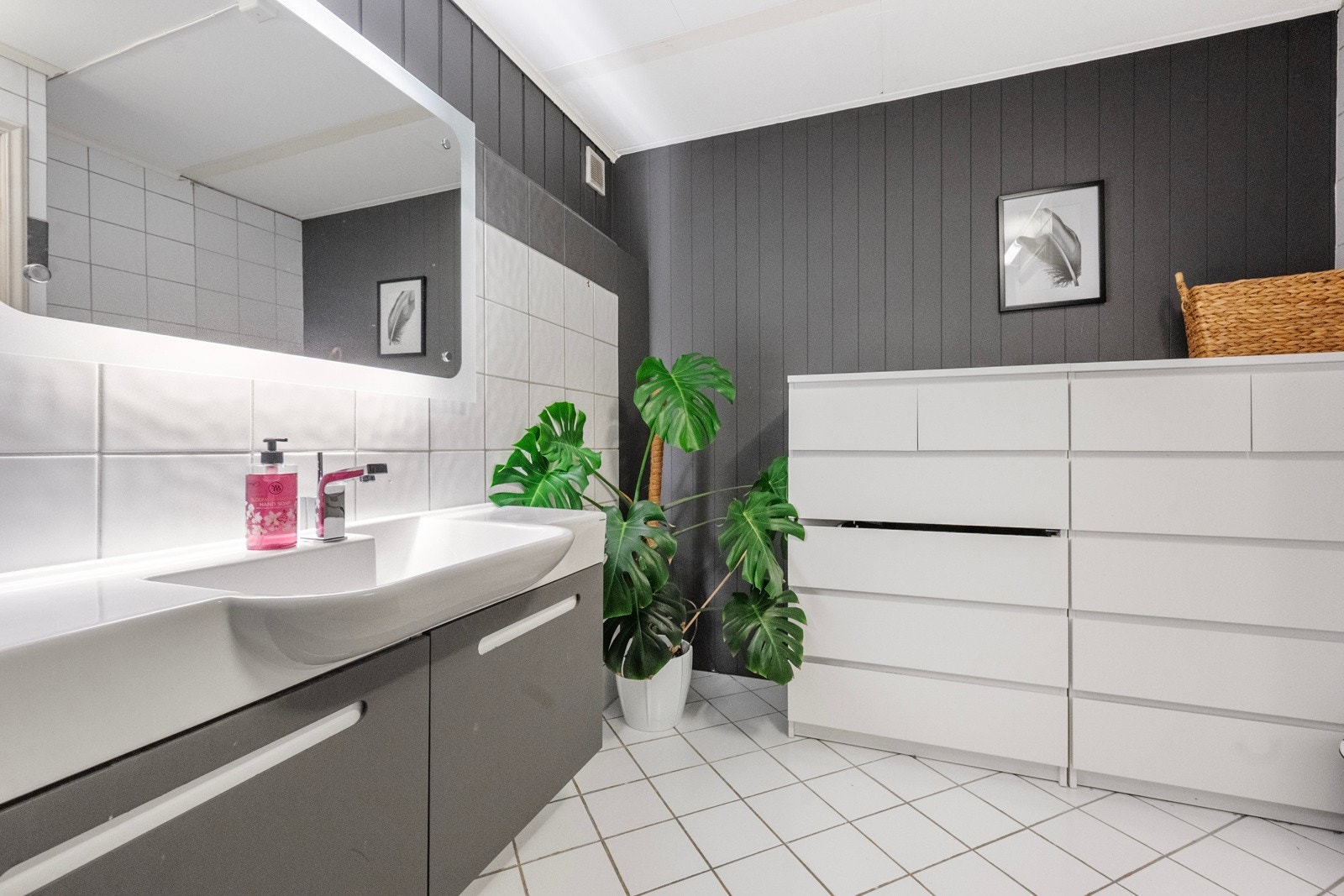 Badet har fliser på gulvet og en kombinasjon av fliser og panel på veggene. Galleribilde