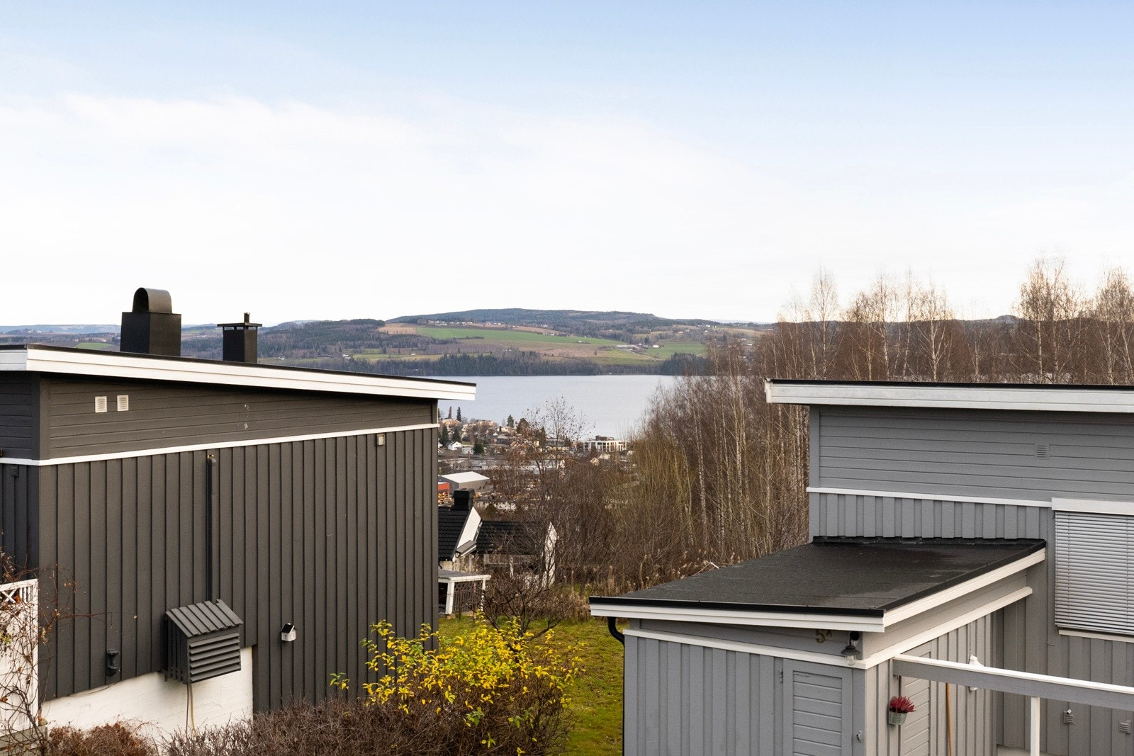 Her bor du luftig og fritt, omgitt av natur og stillhet, men samtidig med kort vei til alt Gjøvik har å by på. Galleribilde