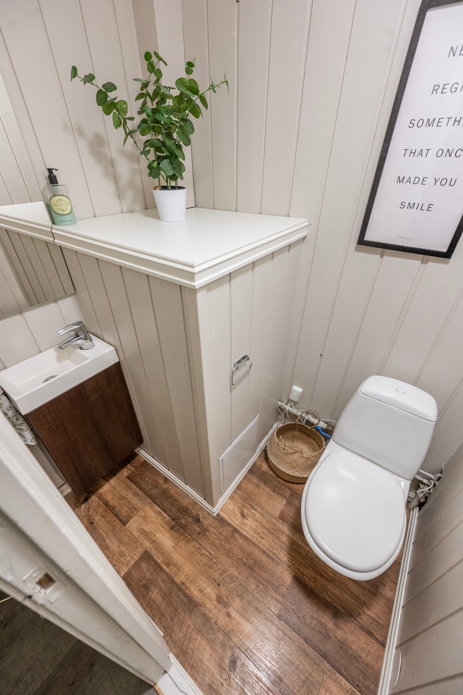 Det separate toalettrommet er et stort pluss i hverdagen, pent utført med gulvmontert wc, servant og praktiske overflater. Galleribilde