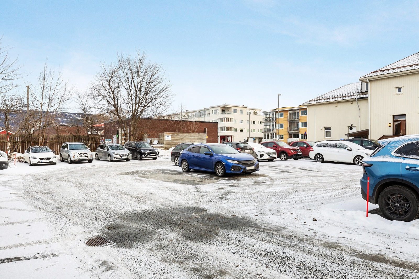 Felles utvendig oppstillingsplasser for parkering. Galleribilde