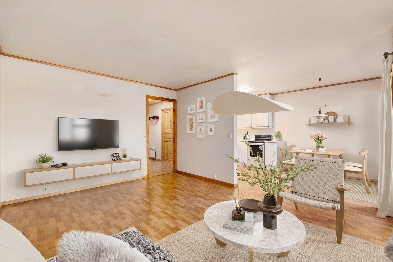 Leiligheten ligger i 2. etasje og rommer gang, bod, soverom, bad, stue og kjøkken med utgang til balkong. (Bildet har digital styling). Galleribilde