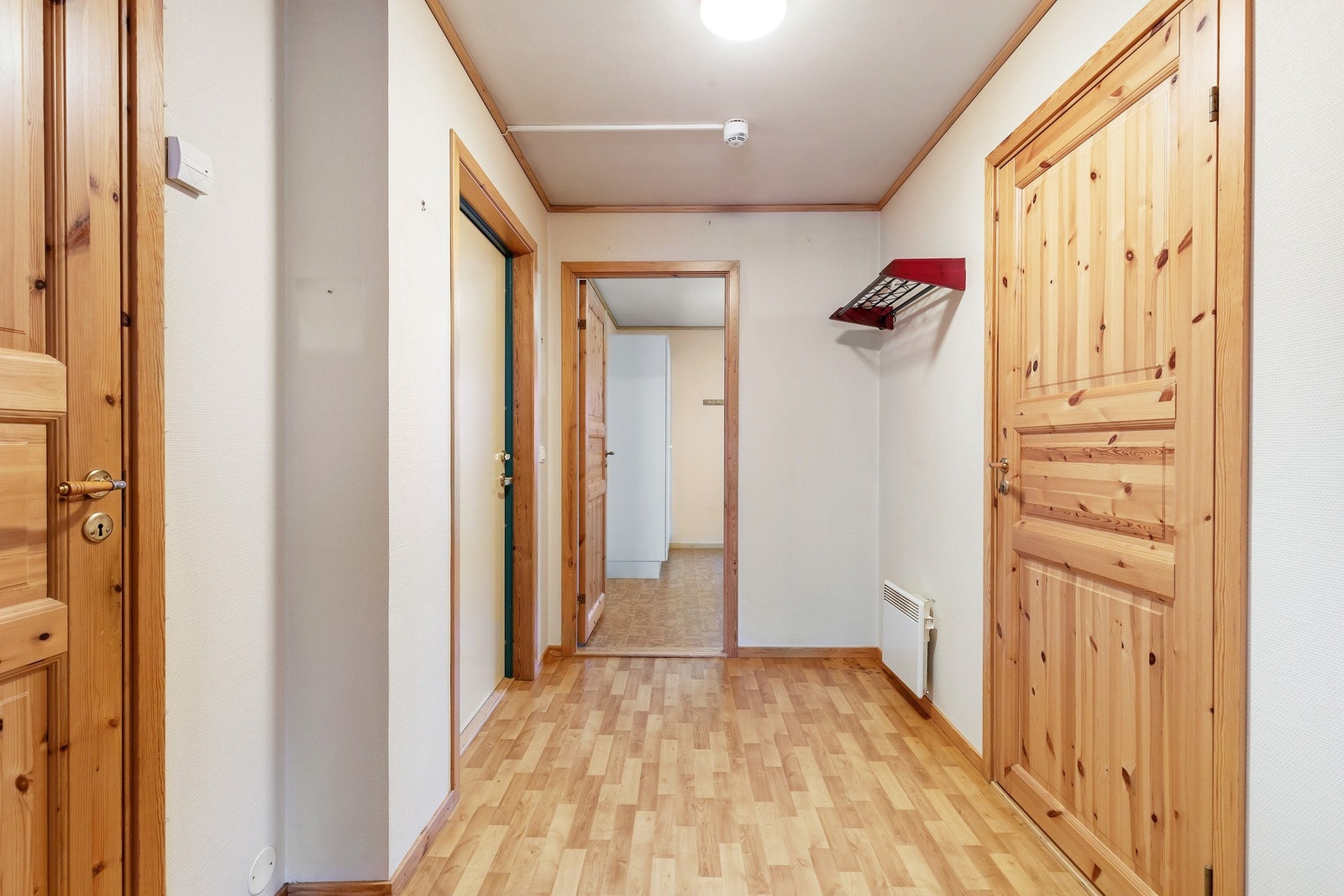 Felleskostnadene inkluderer bla. kommunale tjenester, renovasjon, felles strøm og forsikring, elektroniske fellesavtaler, drifts- og serviceavtaler, avdrag og renter på andel fellesgjeld. Galleribilde