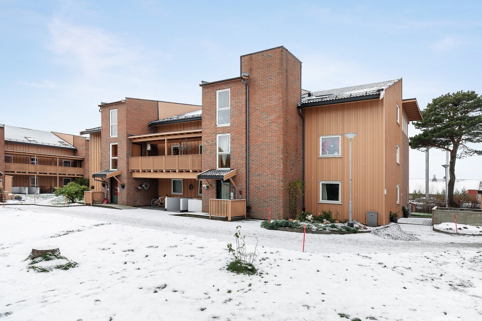 Det er bod i kjeller, i tillegg til innvendig bod i leiligheten. Heis i bygget. Felles utvendig oppstillingsplasser for parkering. Galleribilde