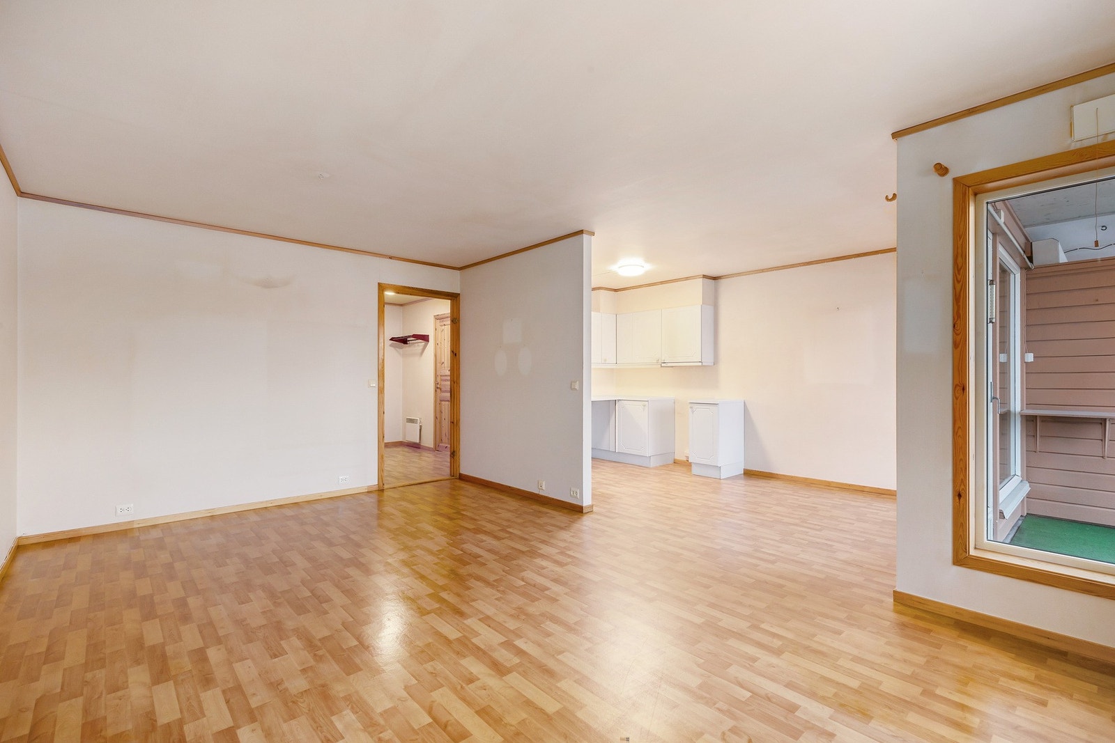 Stue og kjøkken er til sammen målt til ca. 31 kvm - Romslig og praktisk planløsning med mye potensial. Galleribilde