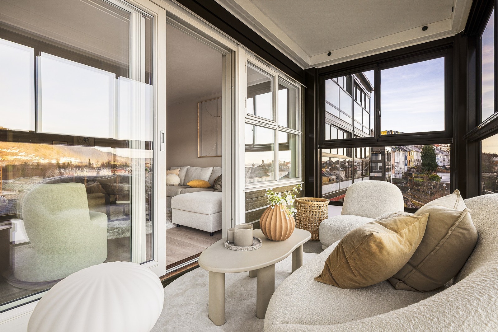 Med innglassing av balkongen blir den en forlengelse av stuen Galleribilde