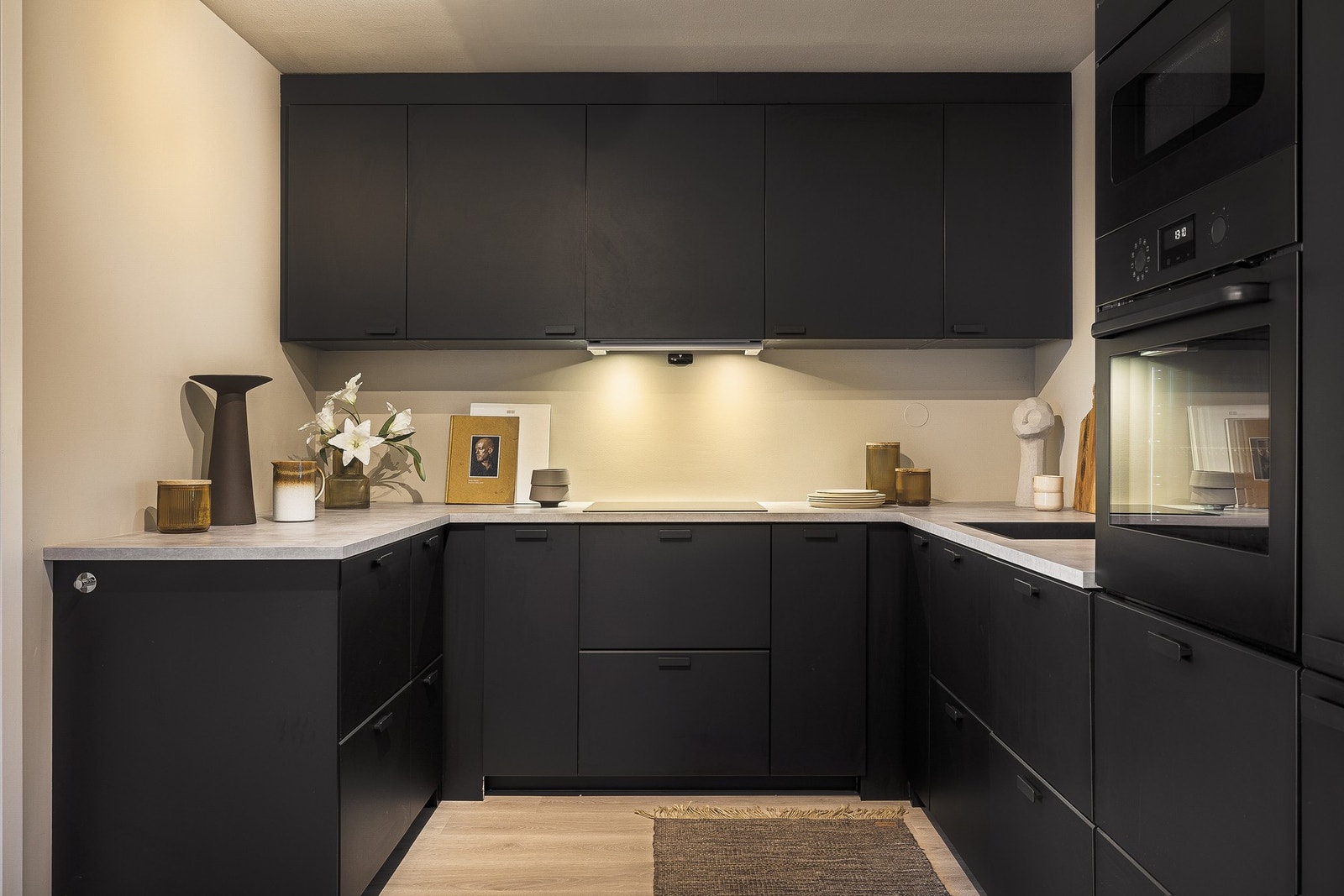 Pent kjøkken med masse god skap- og benkeplass Galleribilde