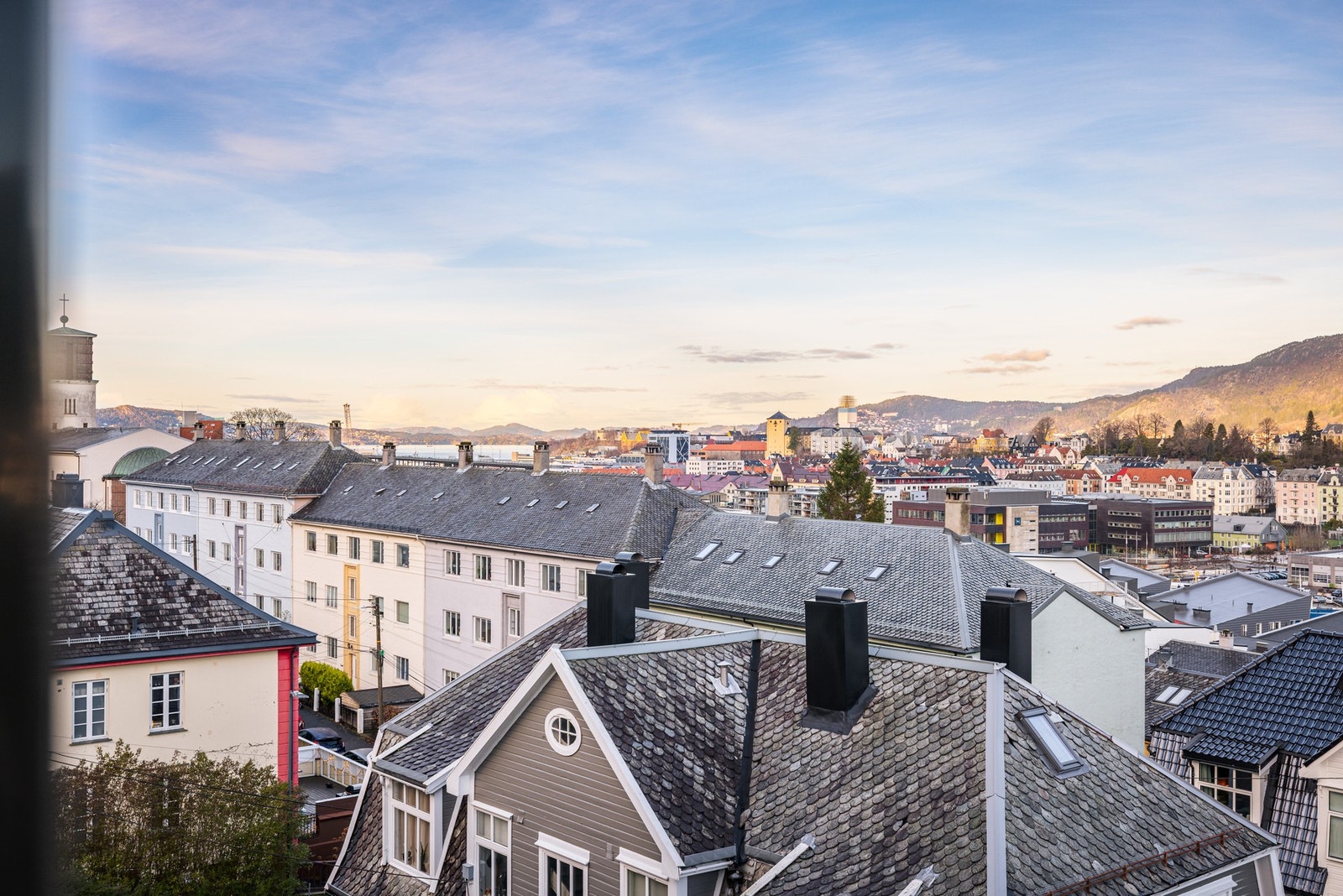 Leiligheten har praktfull utsikt mot sentrum med både Ulriken, Fløyen og et glimt av Byfjorden i bakgrunnen Galleribilde