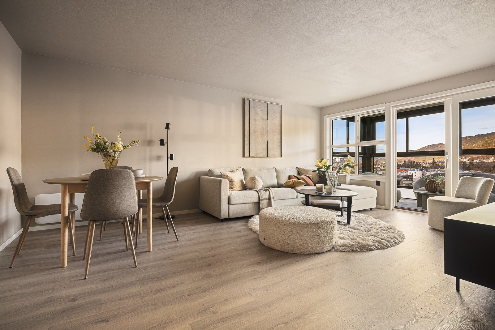 Det er god plass til både salong og spisebord Galleribilde