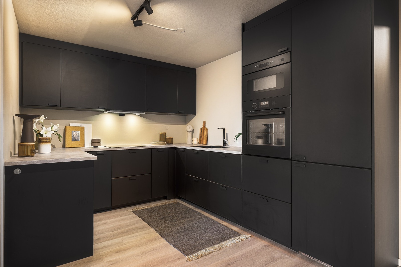 Både induksjonstopp, stekeovn, mikrobølgeovn, kjøleskap med frysedel og oppvaskmaskin er integrert i innredningen Galleribilde