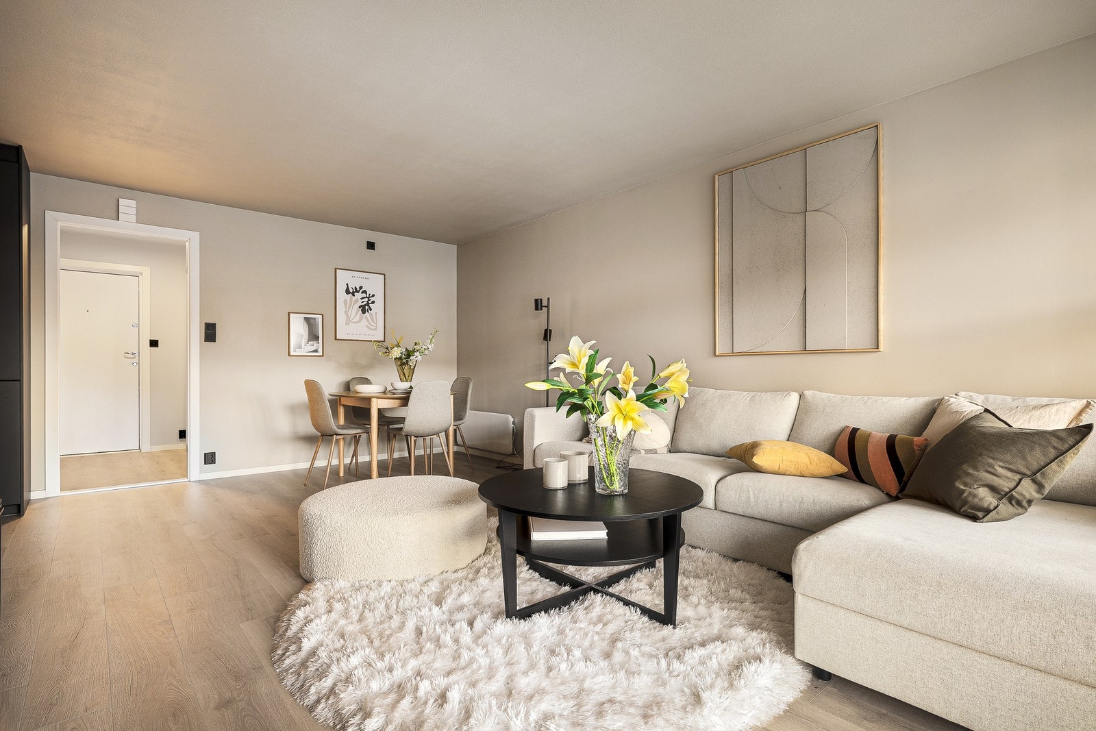 Lys, trivelig og romslig stue med åpen kjøkkenløsning på hele 31 kvm Galleribilde