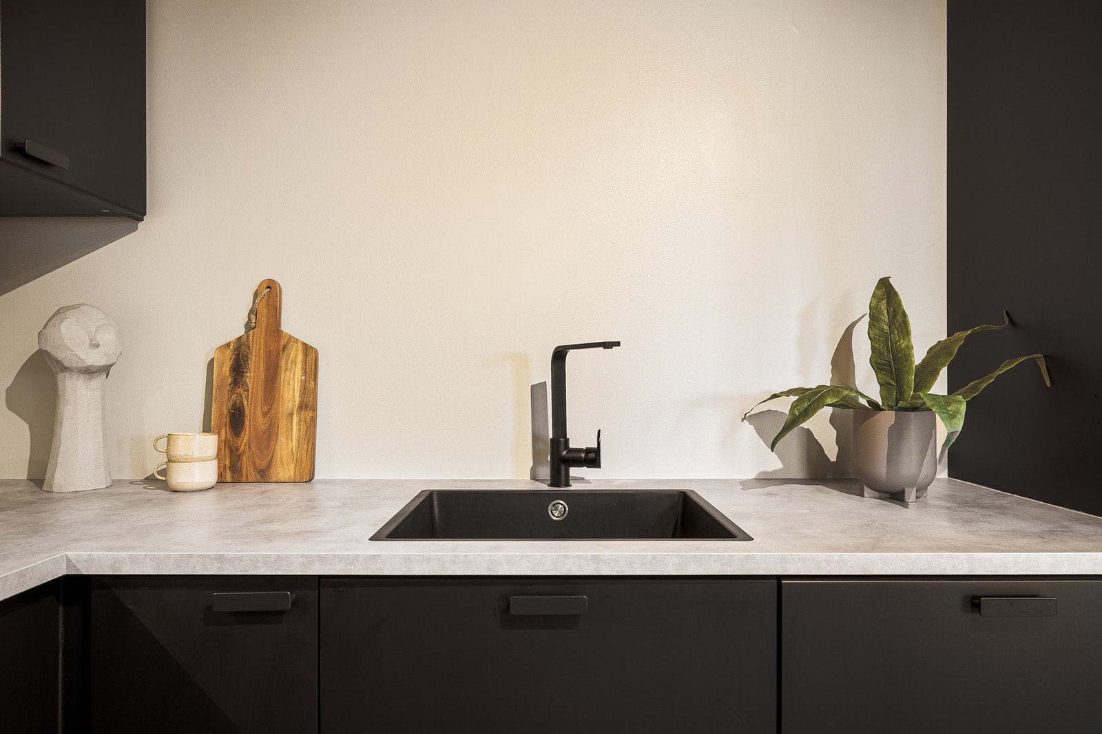 Stilrent kjøkken med praktiske løsninger - Nytt i 2023 Galleribilde