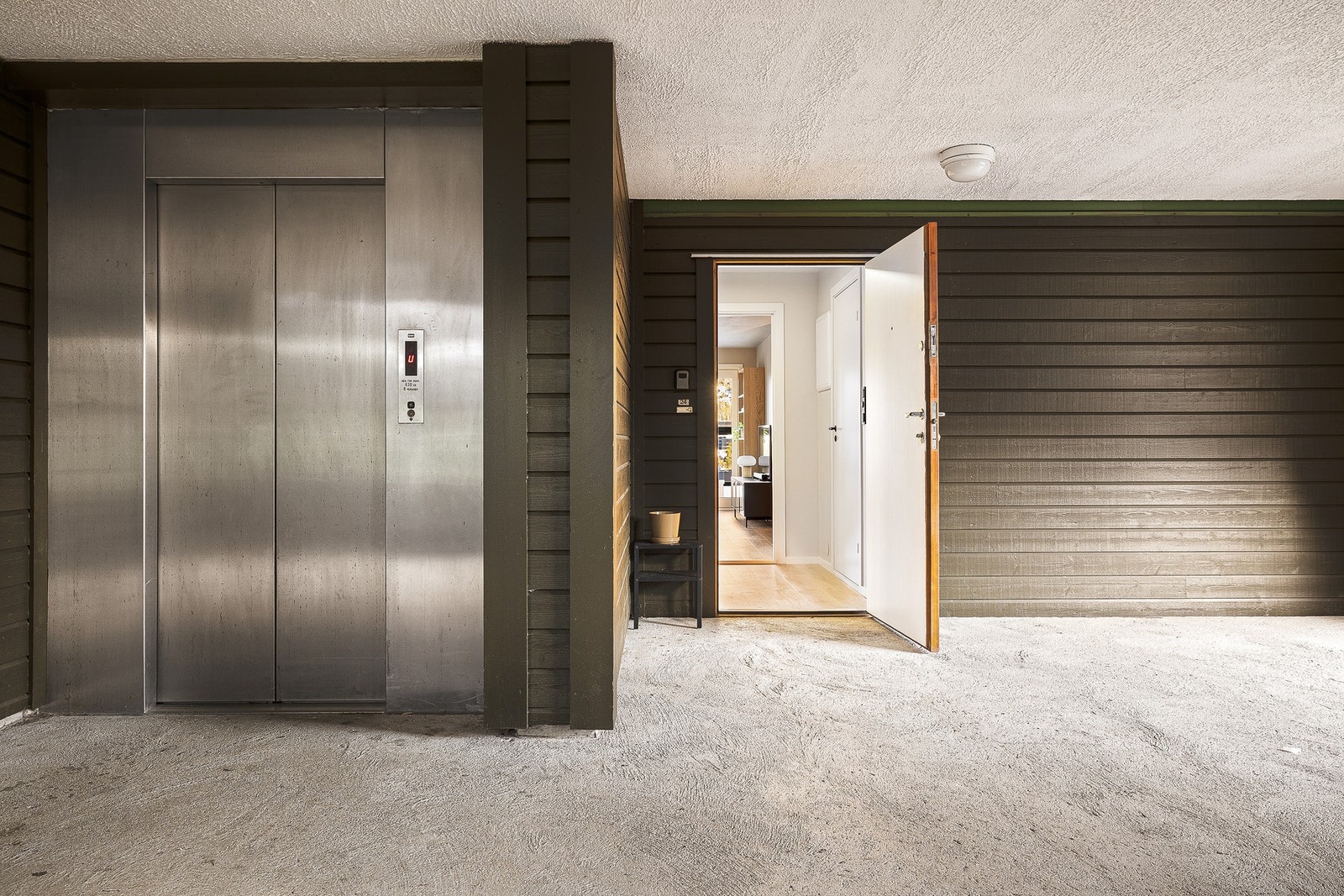 Fra leiligheten er det heis som tar deg ned til både bod og garasje i kjelleren Galleribilde