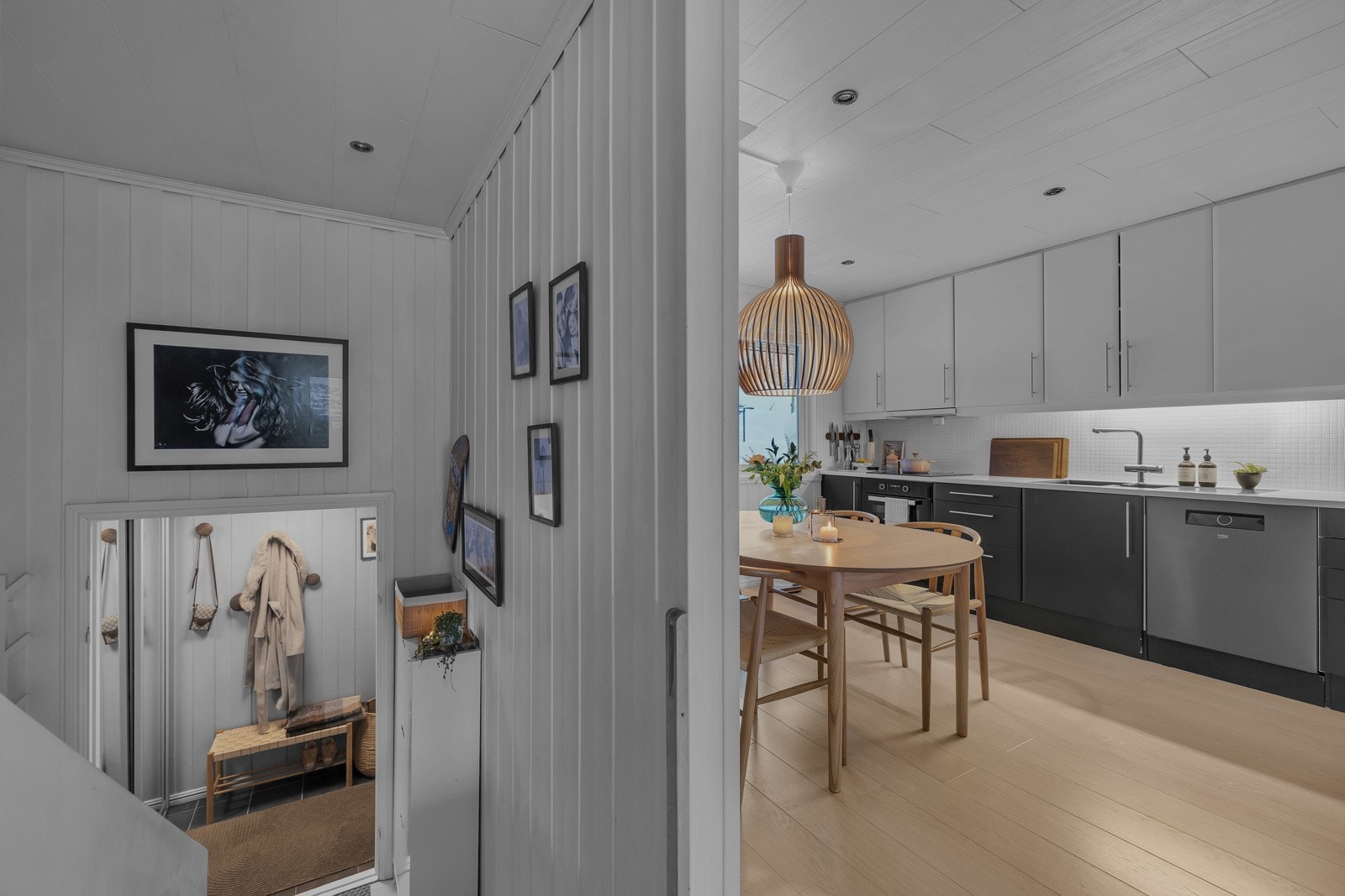 Når du kommer opp trappen finner du først kjøkkenet Galleribilde